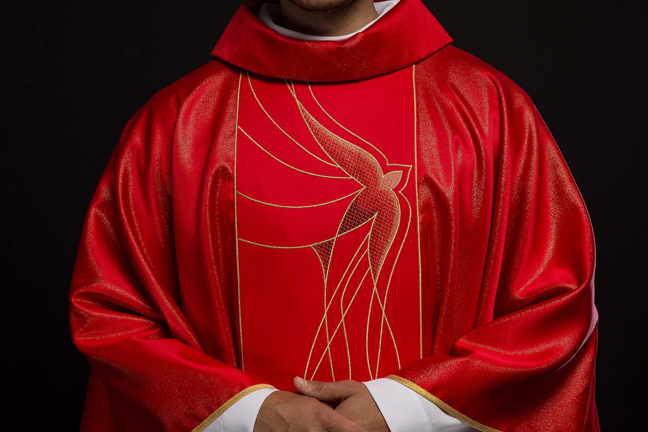 Come scegliere il paramento ideale per la Pentecoste? Colore e simbologia - PERILPRETE.IT