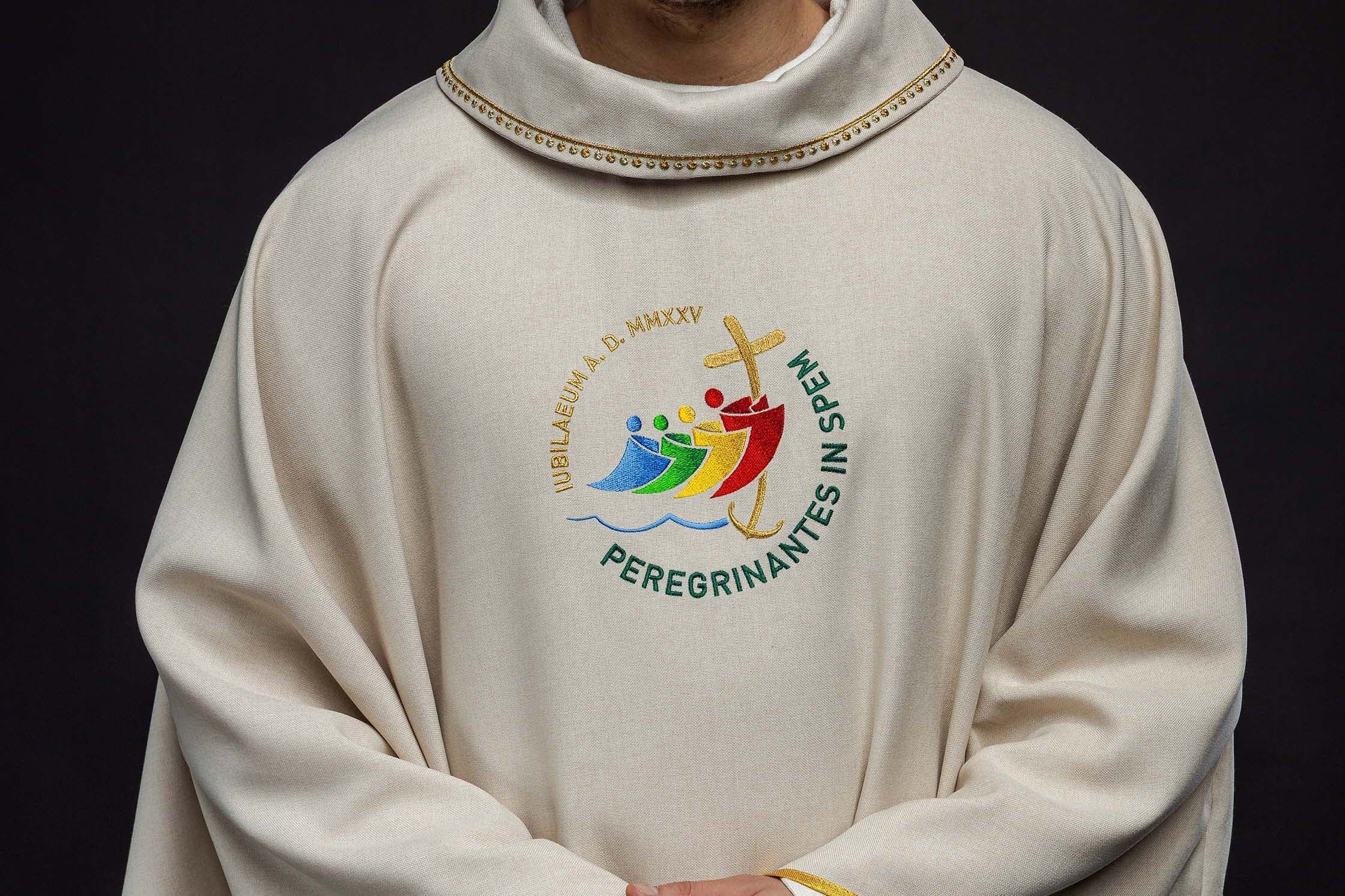 Come scegliere una casula per il periodo liturgico? Guida alla simbologia dei colori e dei ricami - PERILPRETE.IT