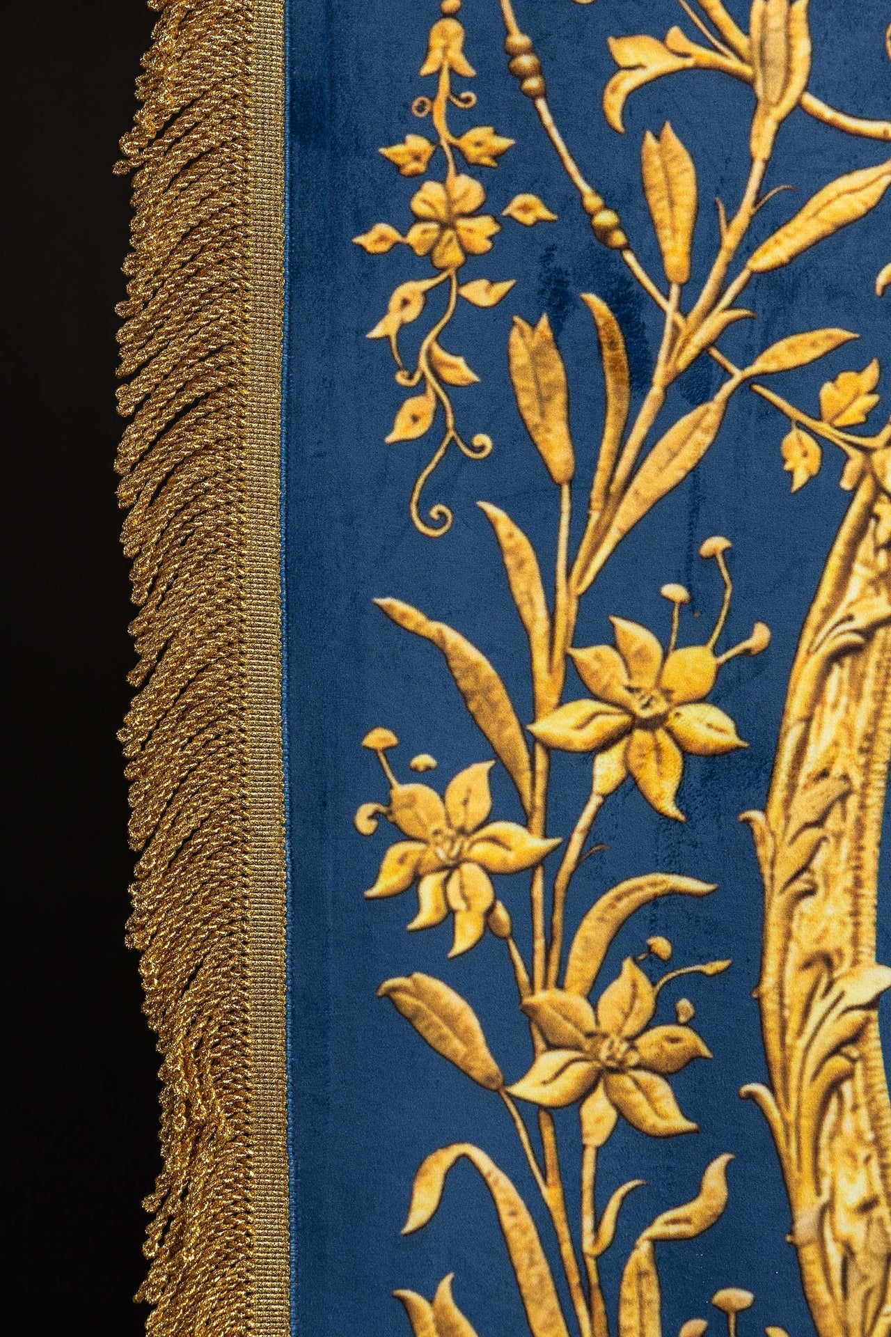 Stendardo liturgico stampato fronte-retro con l’immagine della Madonna Immacolata e monogramma mariano