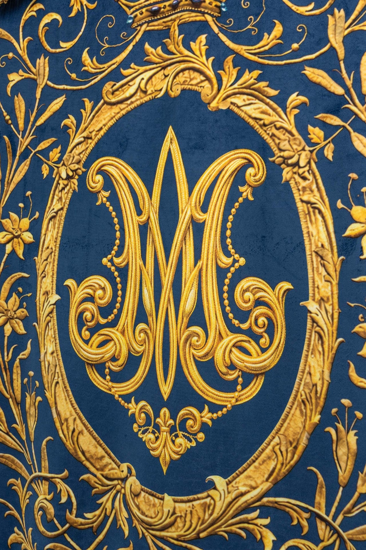 Stendardo liturgico stampato fronte-retro con l’immagine della Madonna Immacolata e monogramma mariano