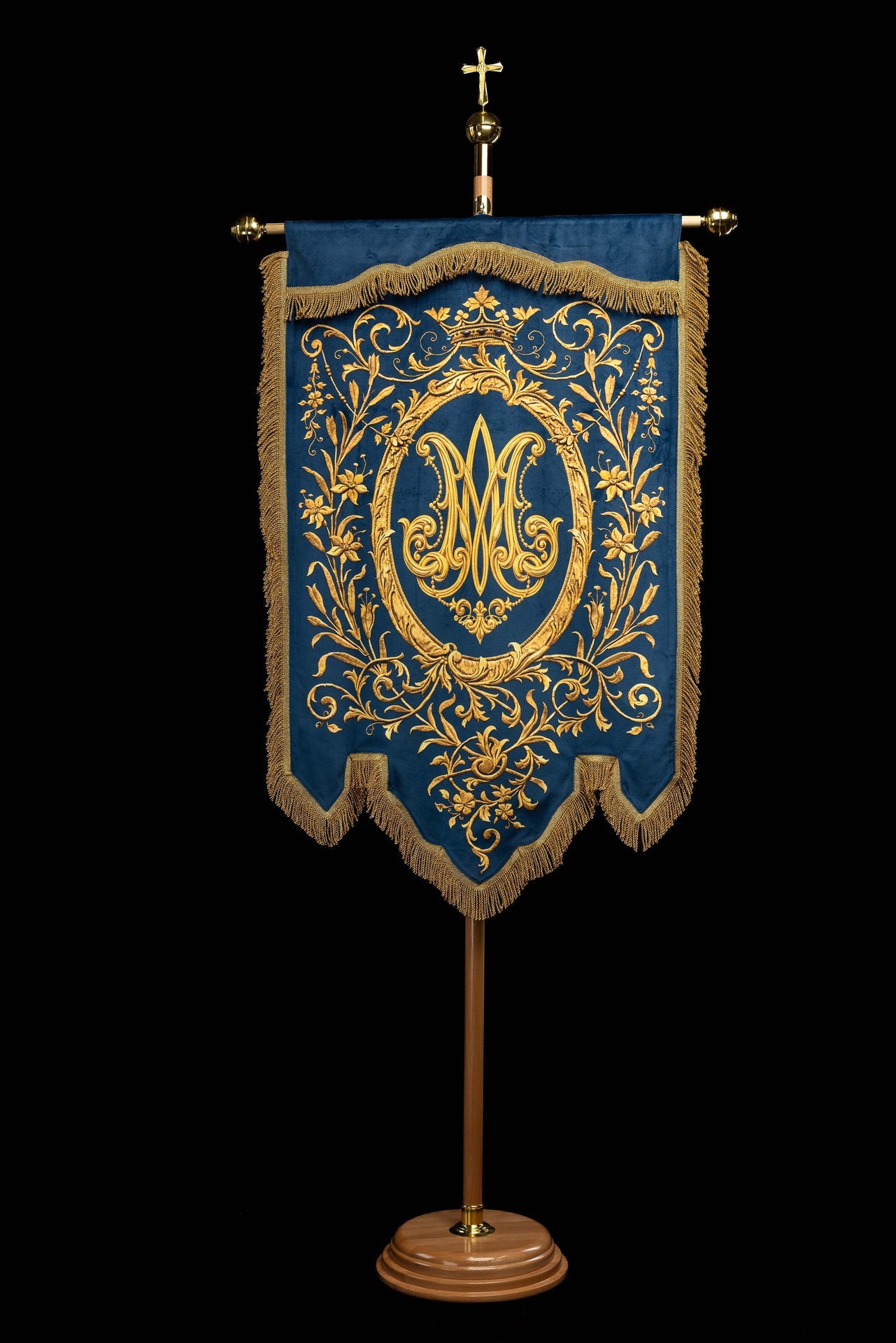 Stendardo liturgico stampato fronte-retro con l’immagine della Madonna Immacolata e monogramma mariano