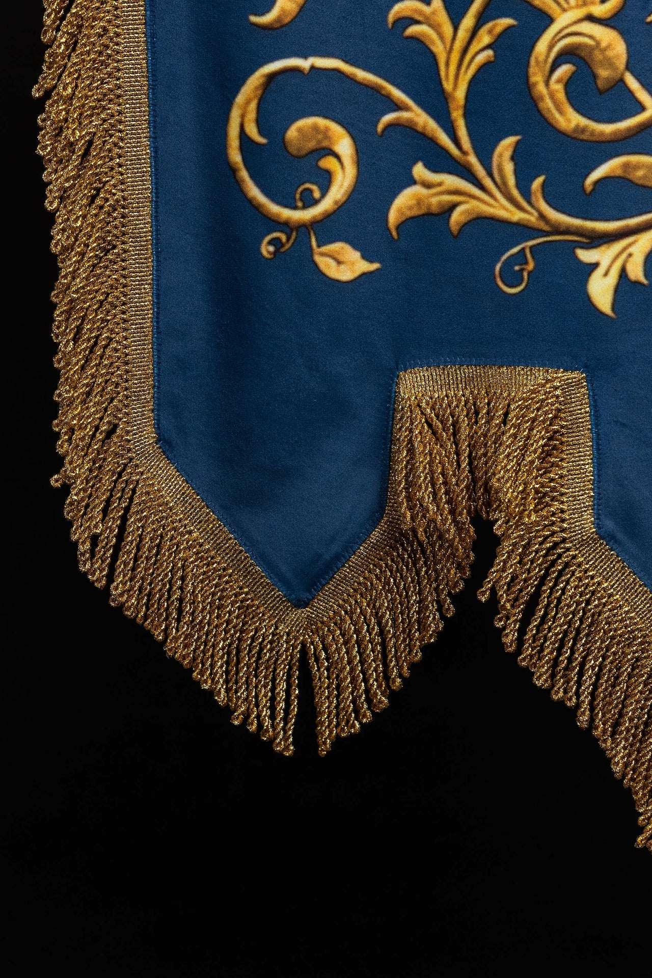 Stendardo liturgico stampato fronte-retro con l’immagine della Madonna Immacolata e monogramma mariano