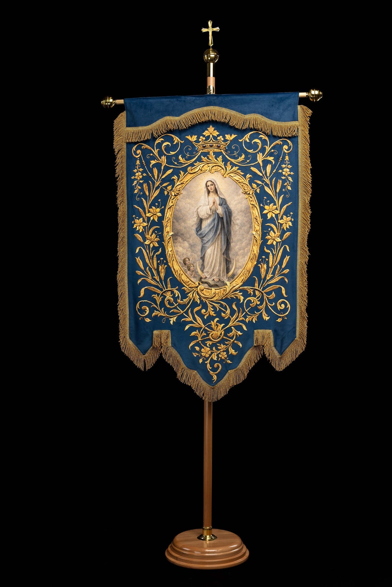 Stendardo liturgico stampato fronte-retro con l’immagine della Madonna Immacolata e monogramma mariano