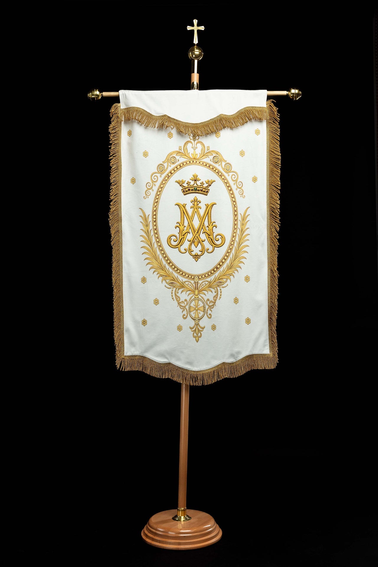 Stendardo liturgico stampato fronte-retro con l’immagine della Madonna Assunta e monogramma mariano