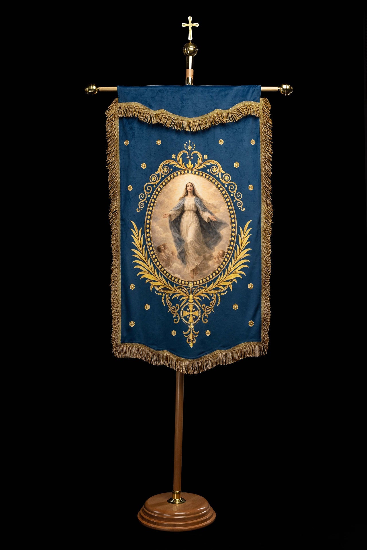 Stendardo liturgico stampato fronte-retro con l’immagine della Madonna Assunta e monogramma mariano