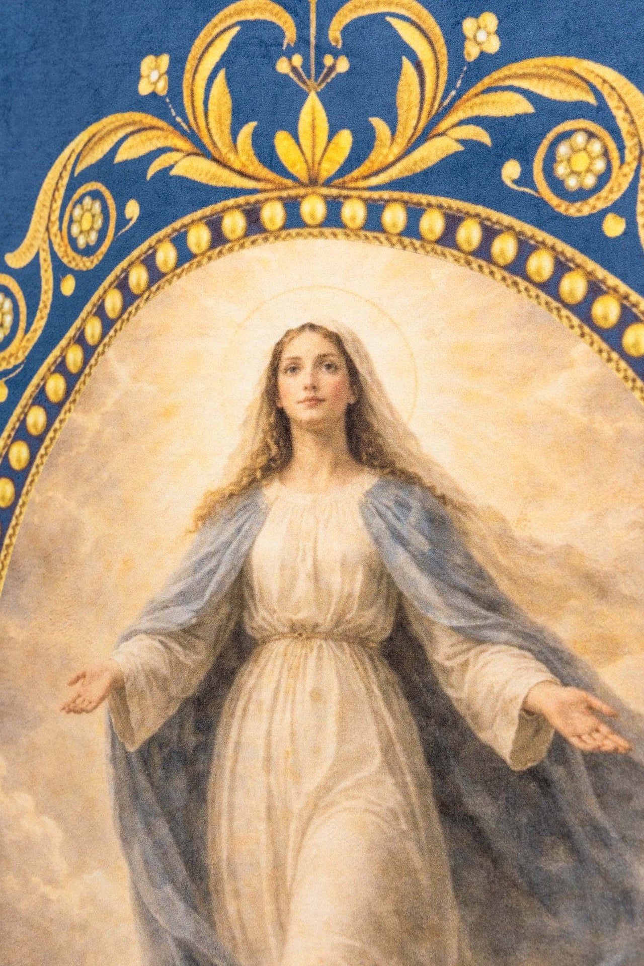 Stendardo liturgico stampato fronte-retro con l’immagine della Madonna Assunta e monogramma mariano