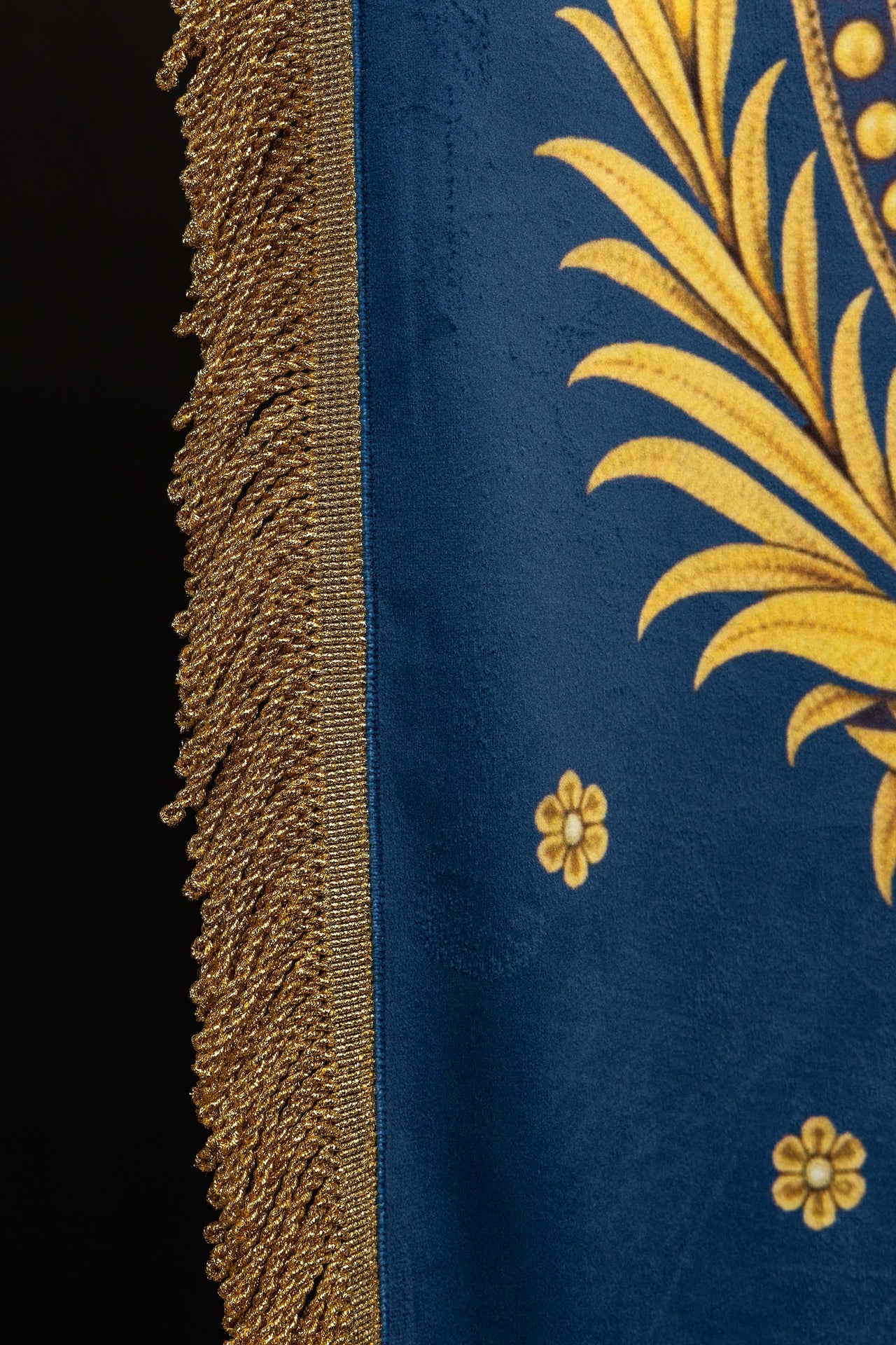 Stendardo liturgico stampato fronte-retro con l’immagine della Madonna Assunta e monogramma mariano
