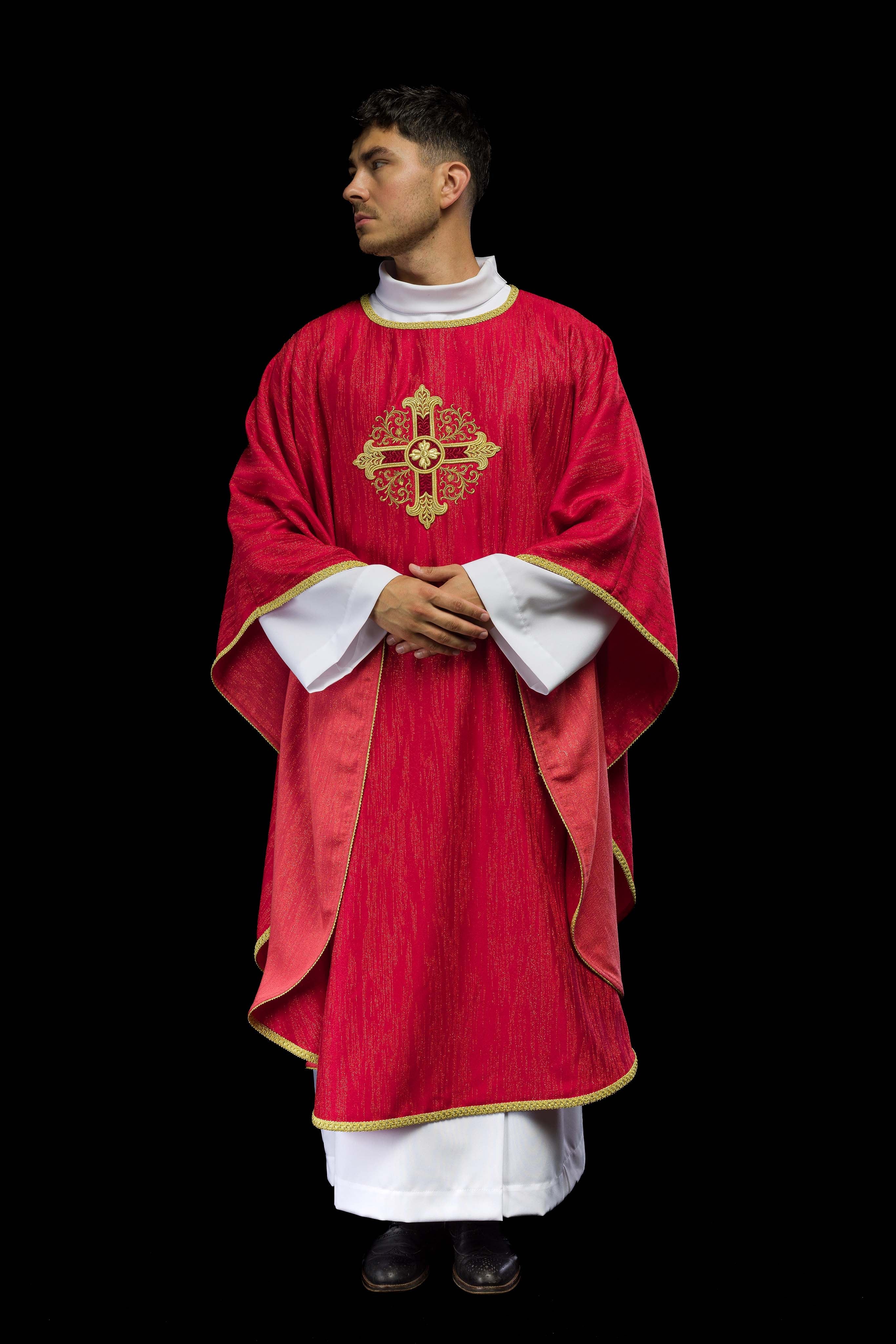 Casula rossa con motivo ricamato della croce su tessuto decorativo