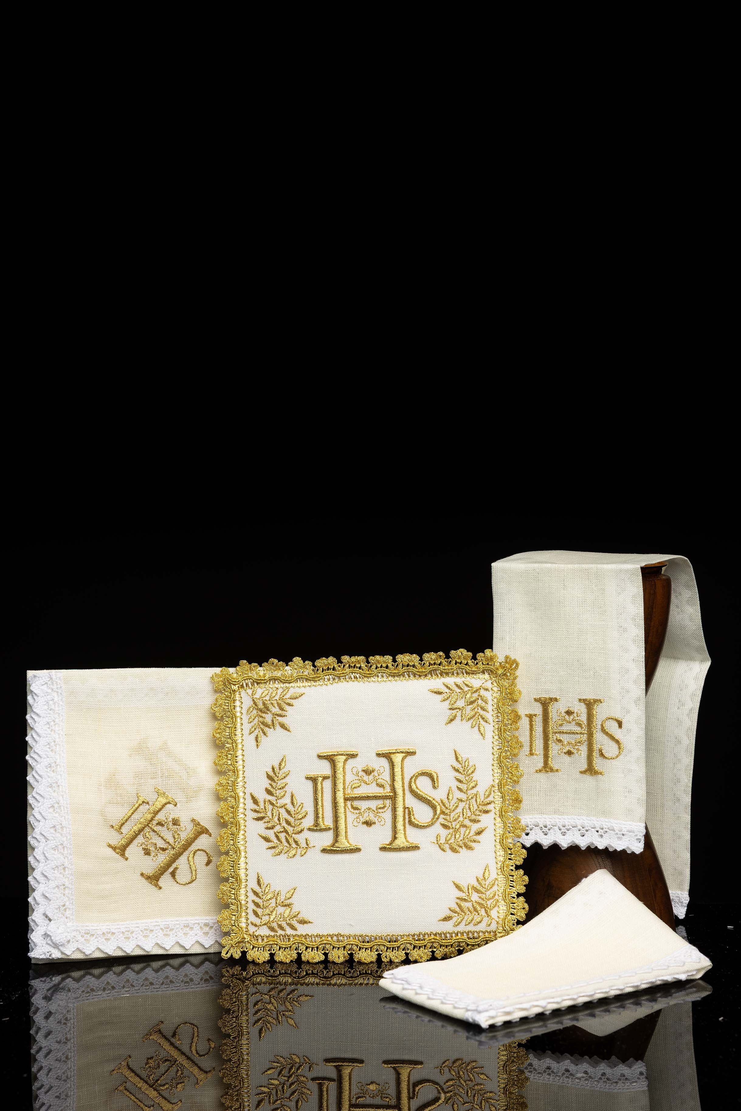 Servizio Messa con ricamo IHS