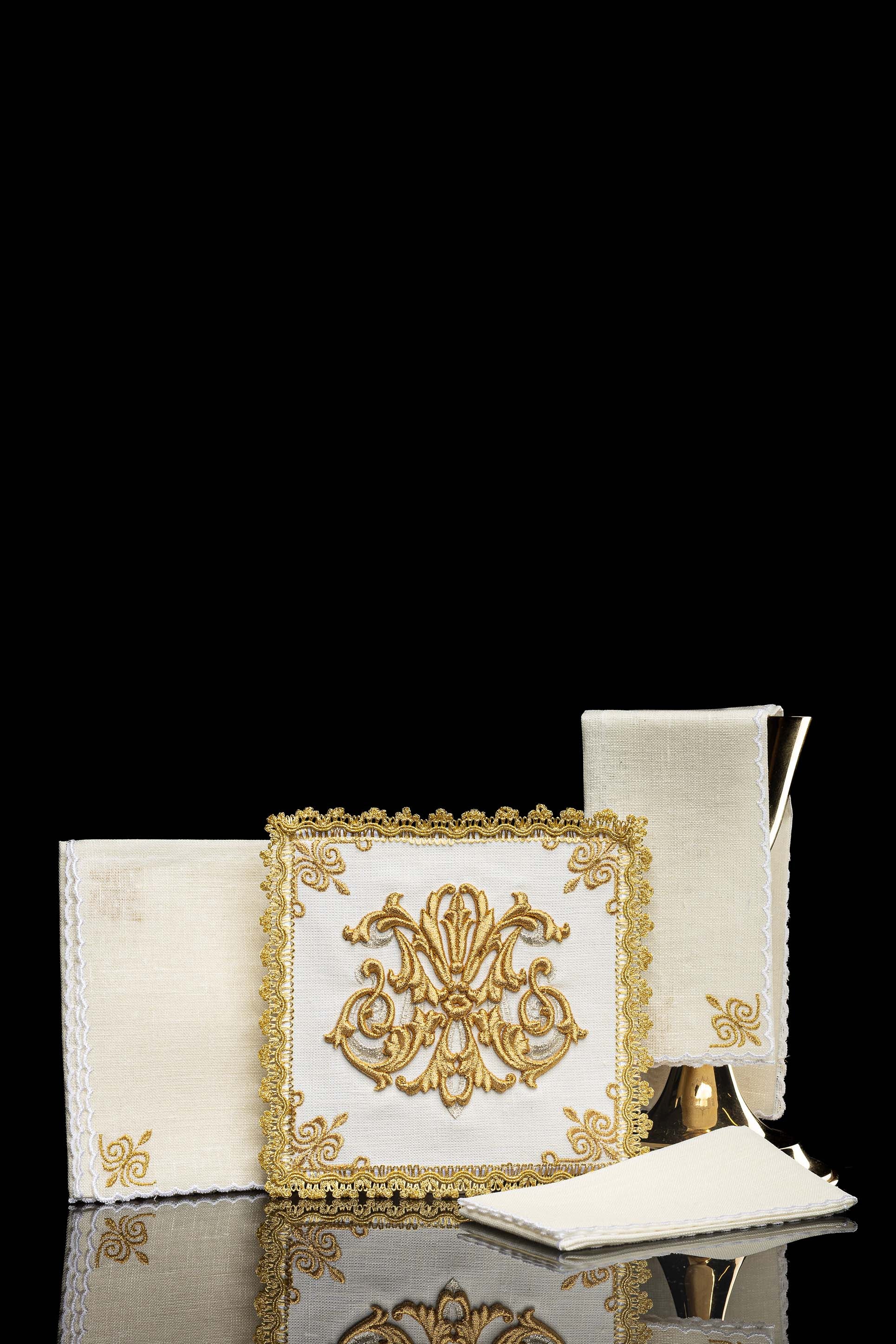 Servizio da Messa ricamato Mariana Decorazioni dorate LINO