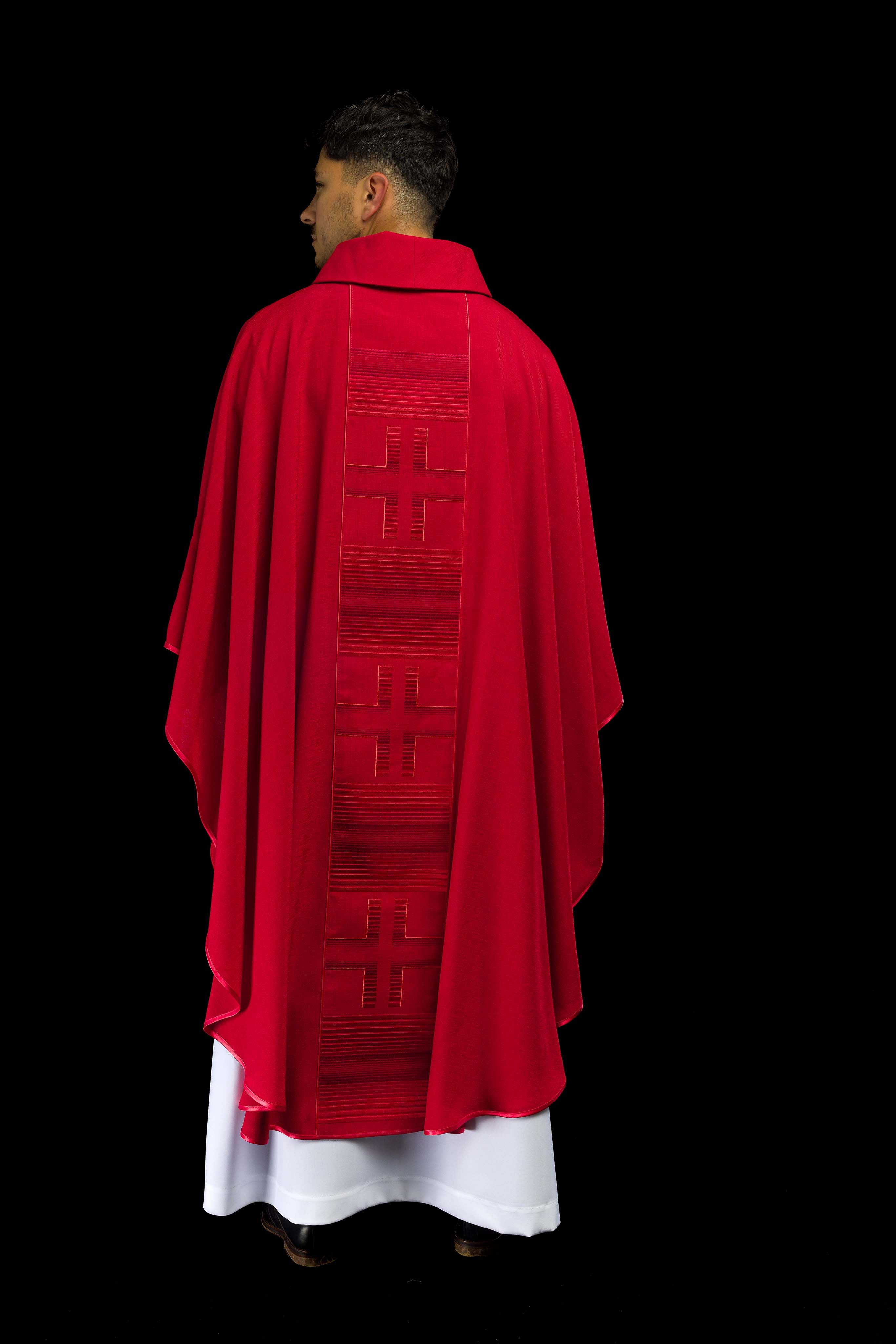 Casula rossa con decorazioni dorate