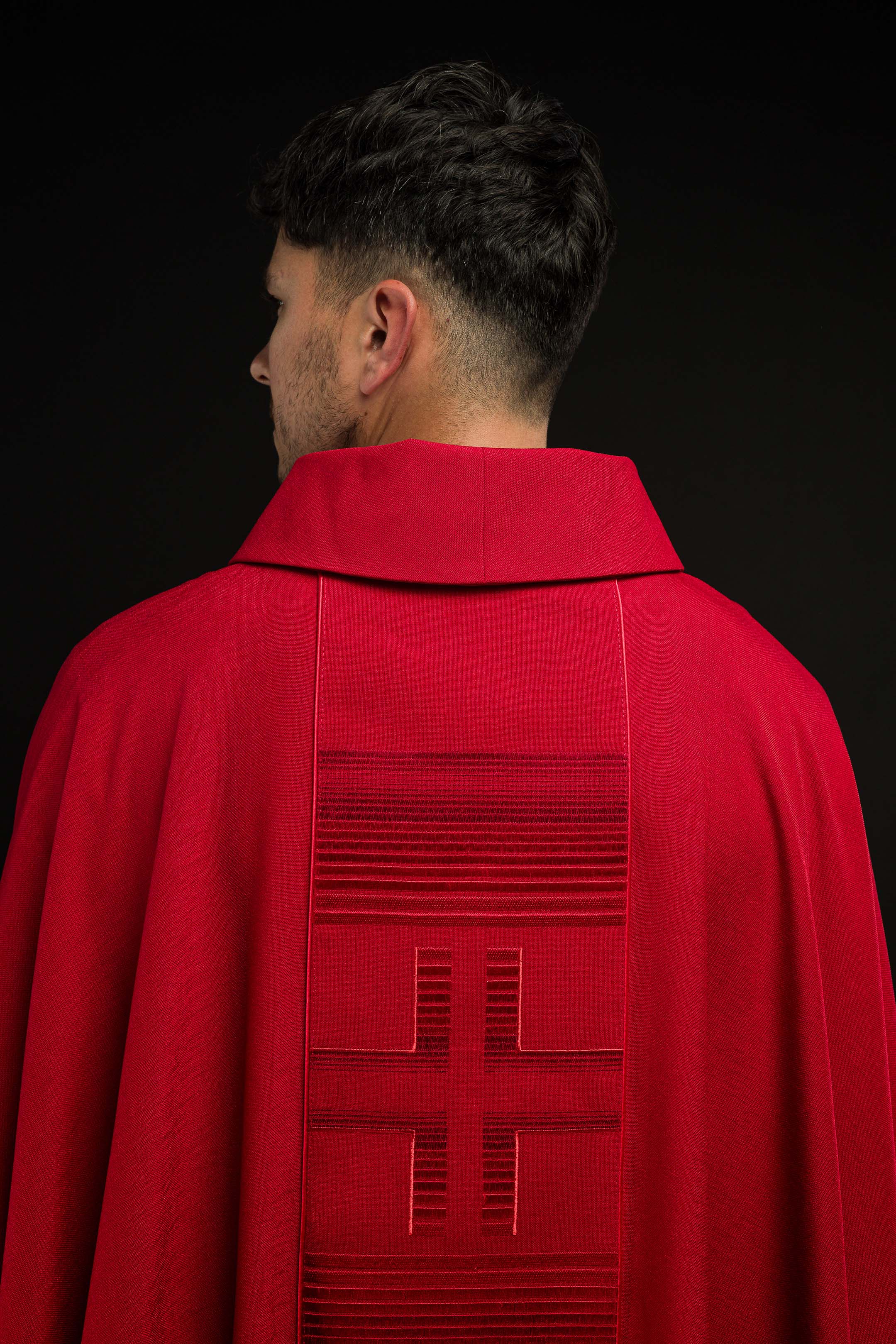 Casula rossa con decorazioni dorate