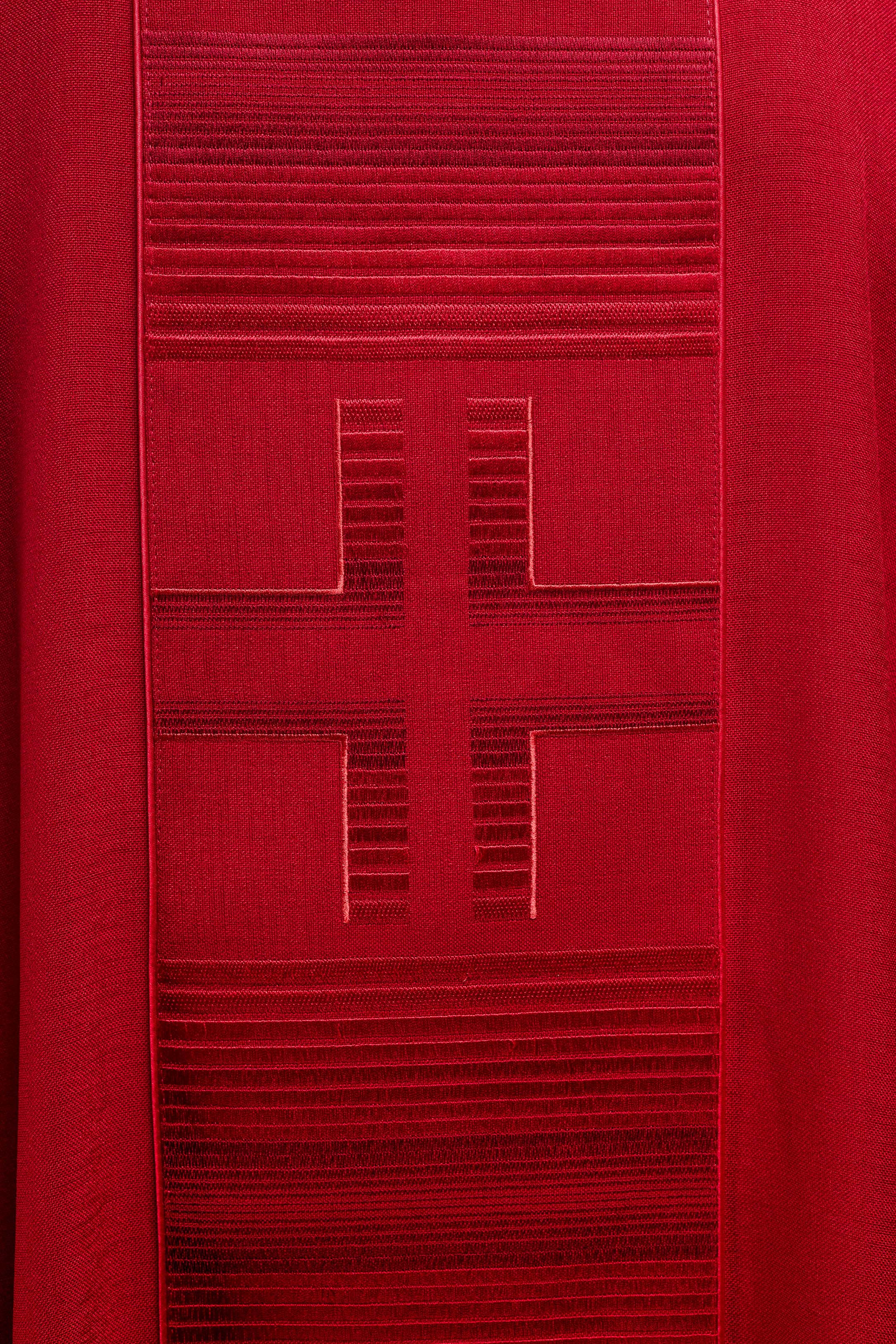 Casula rossa con decorazioni dorate