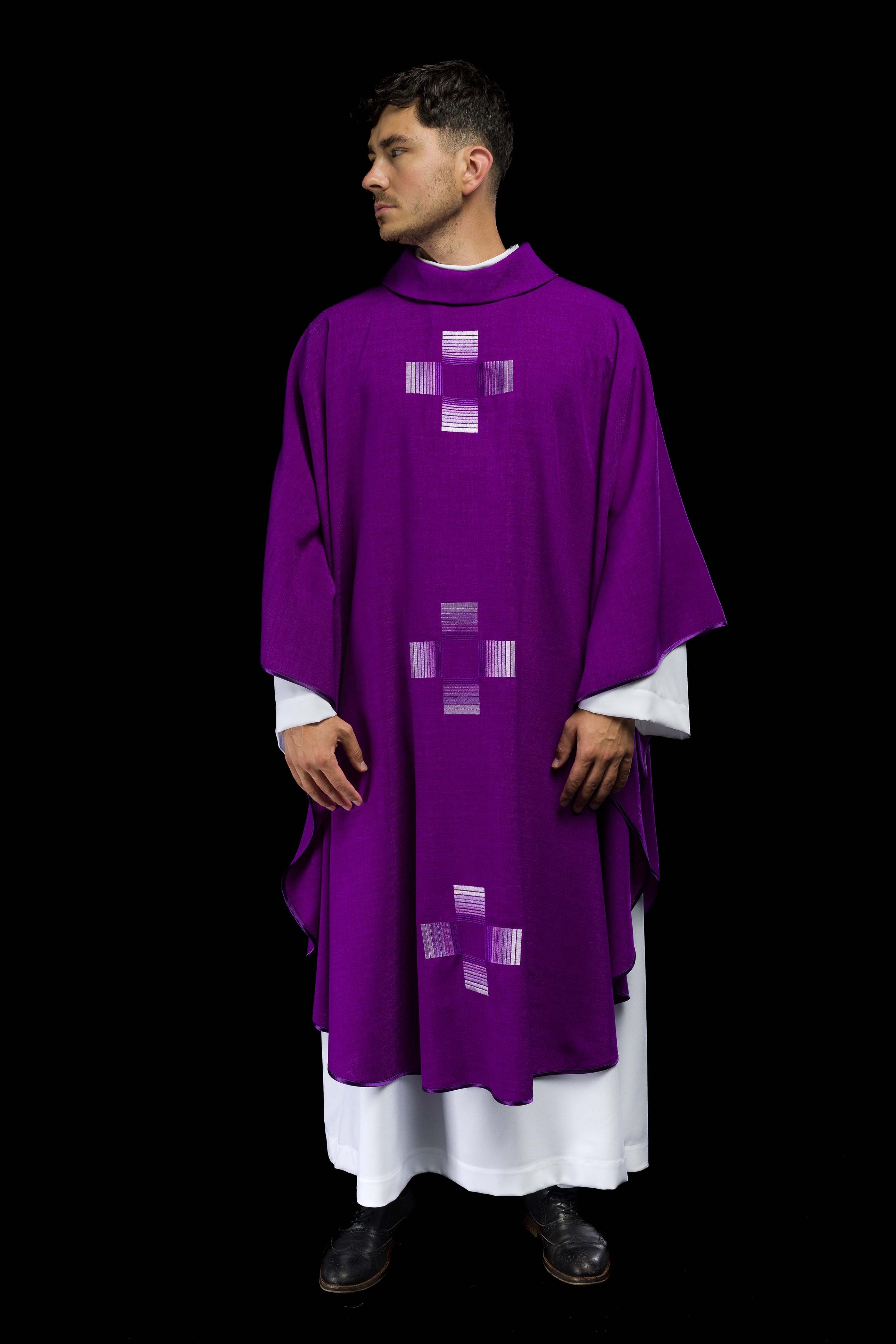 Casula viola ricamata con croci