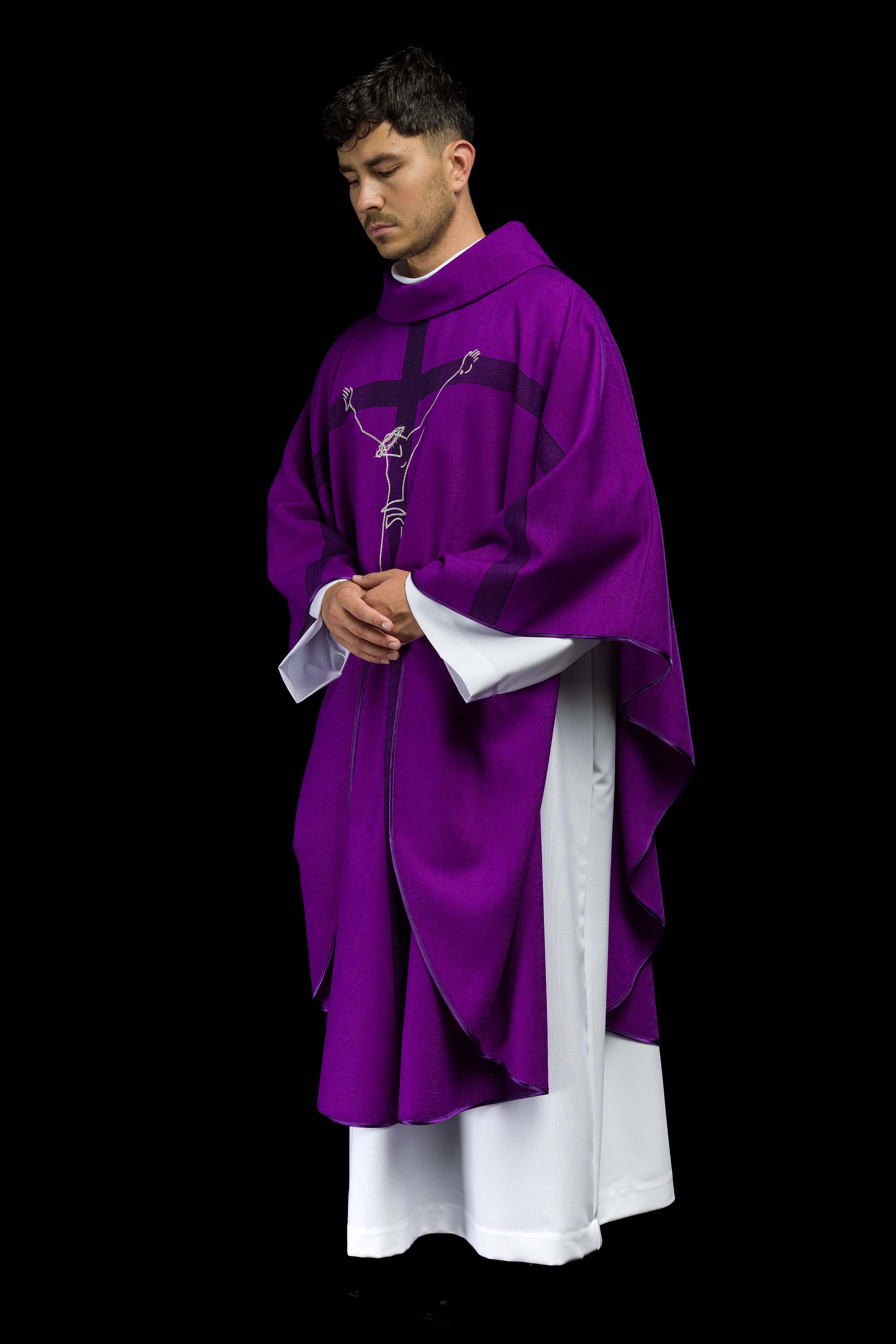 Ornamento con motivo di Gesù sulla croce in colore viola