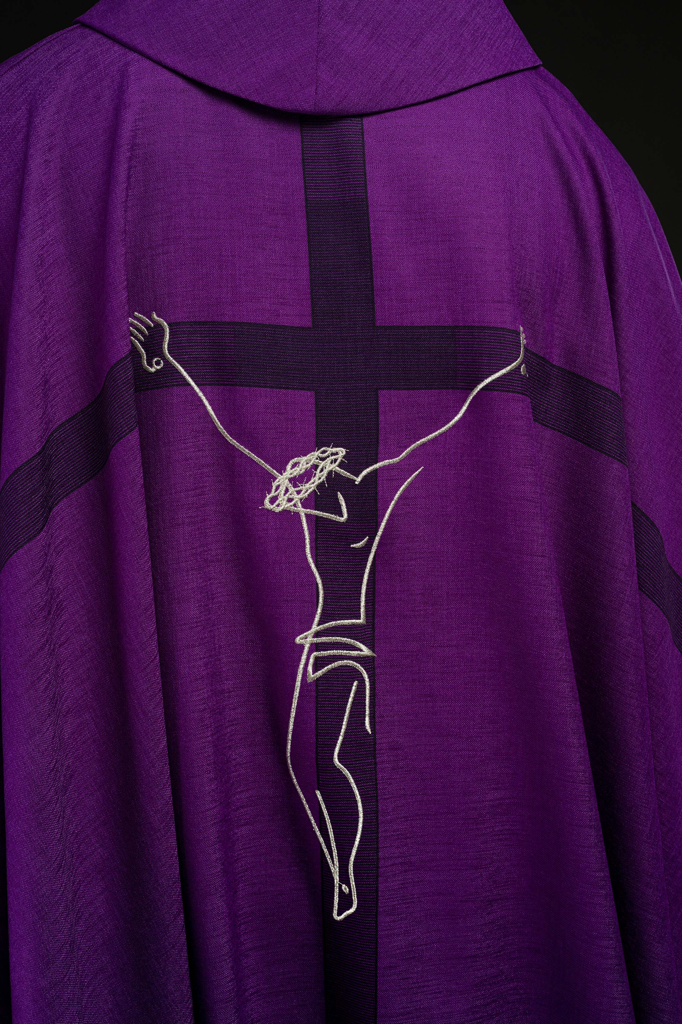 Ornamento con motivo di Gesù sulla croce in colore viola