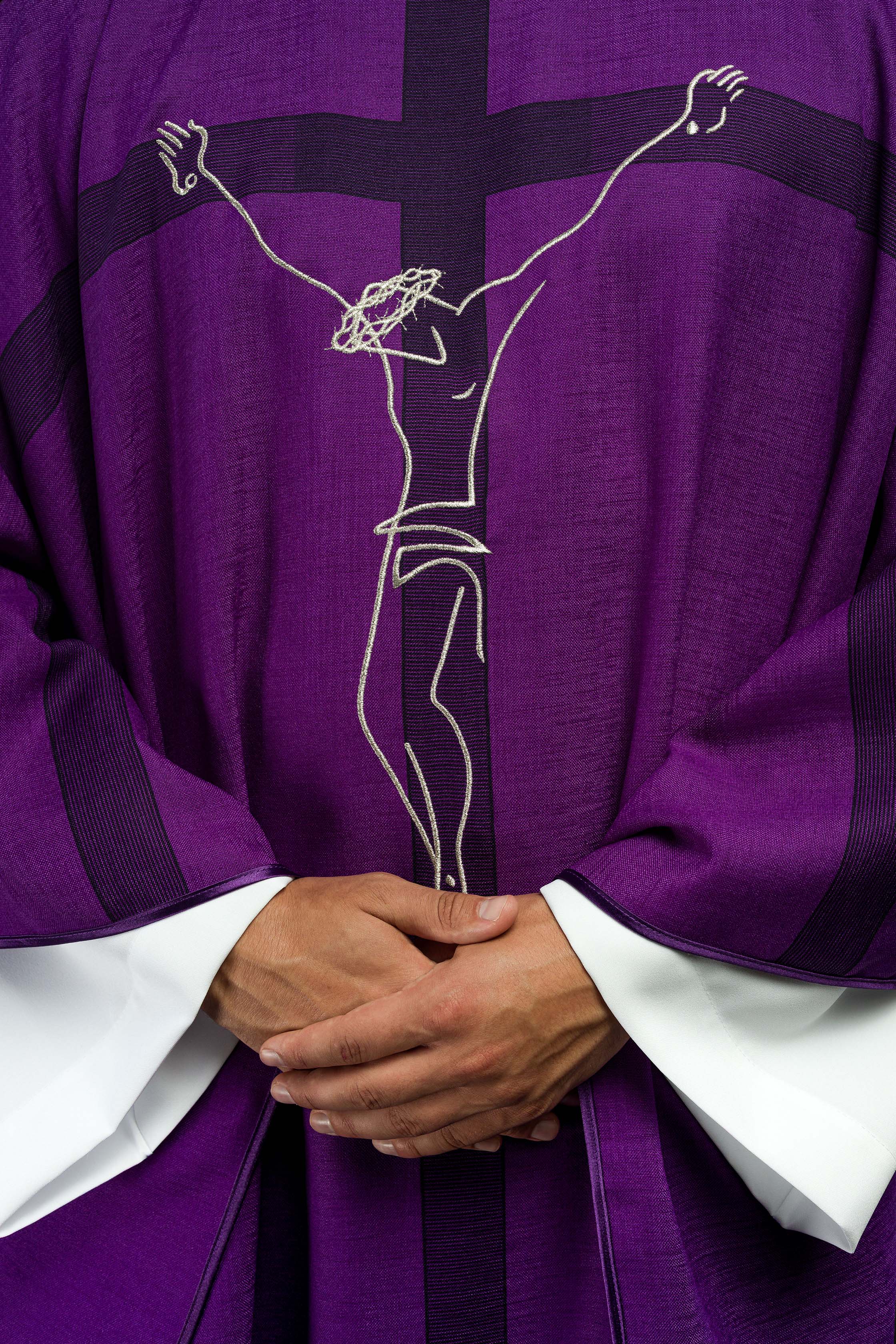Ornamento con motivo di Gesù sulla croce in colore viola