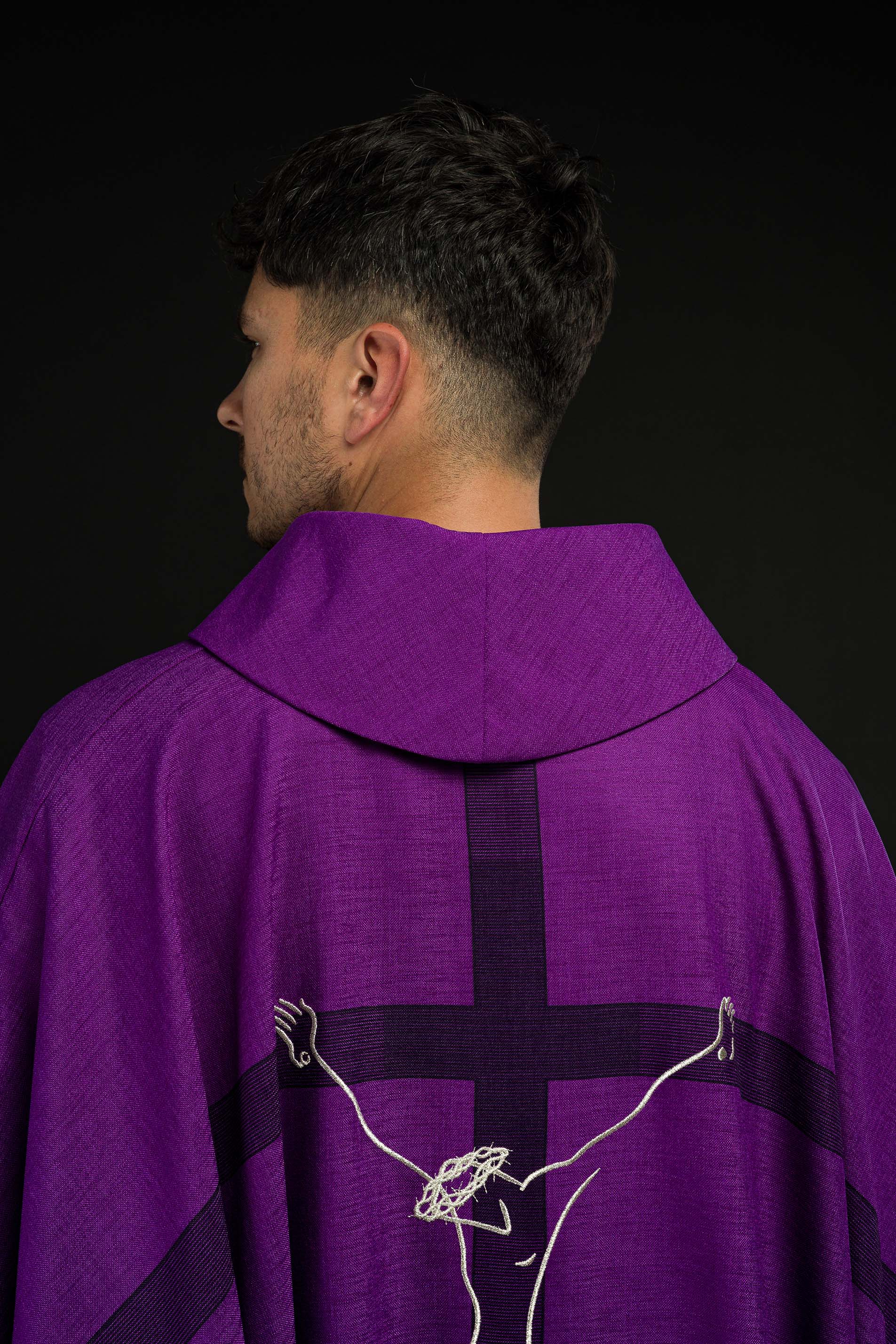 Ornamento con motivo di Gesù sulla croce in colore viola