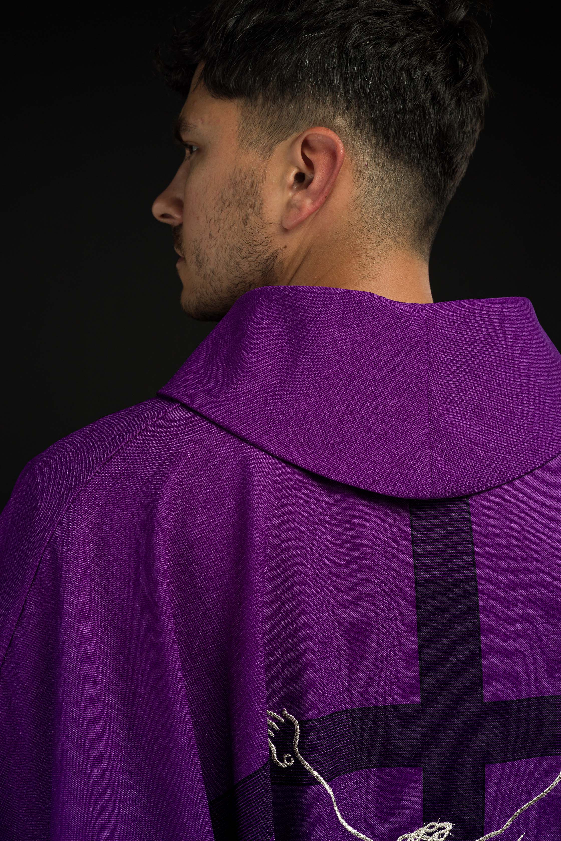Ornamento con motivo di Gesù sulla croce in colore viola