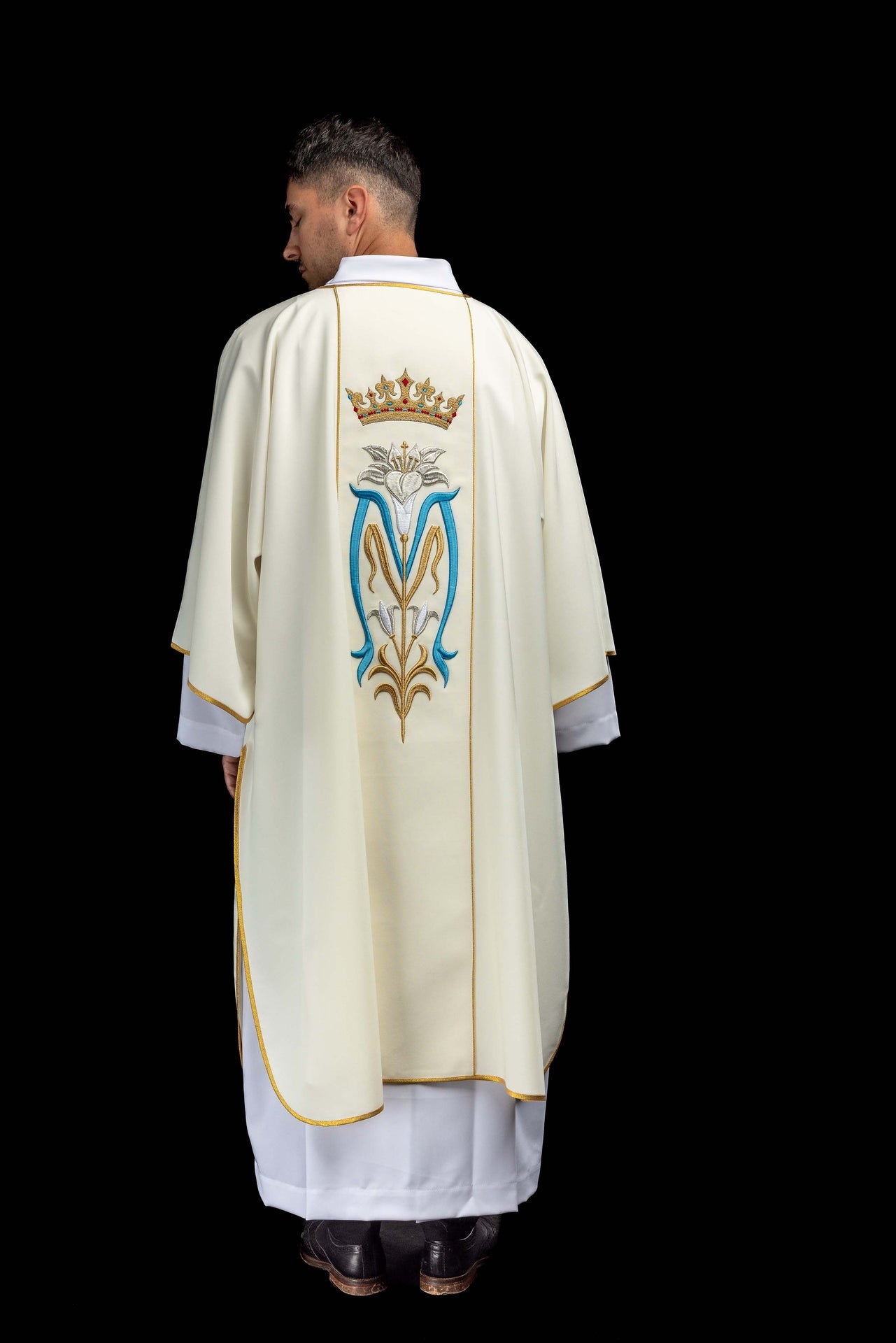 Dalmatica ecru ricamata con simbolo mariano