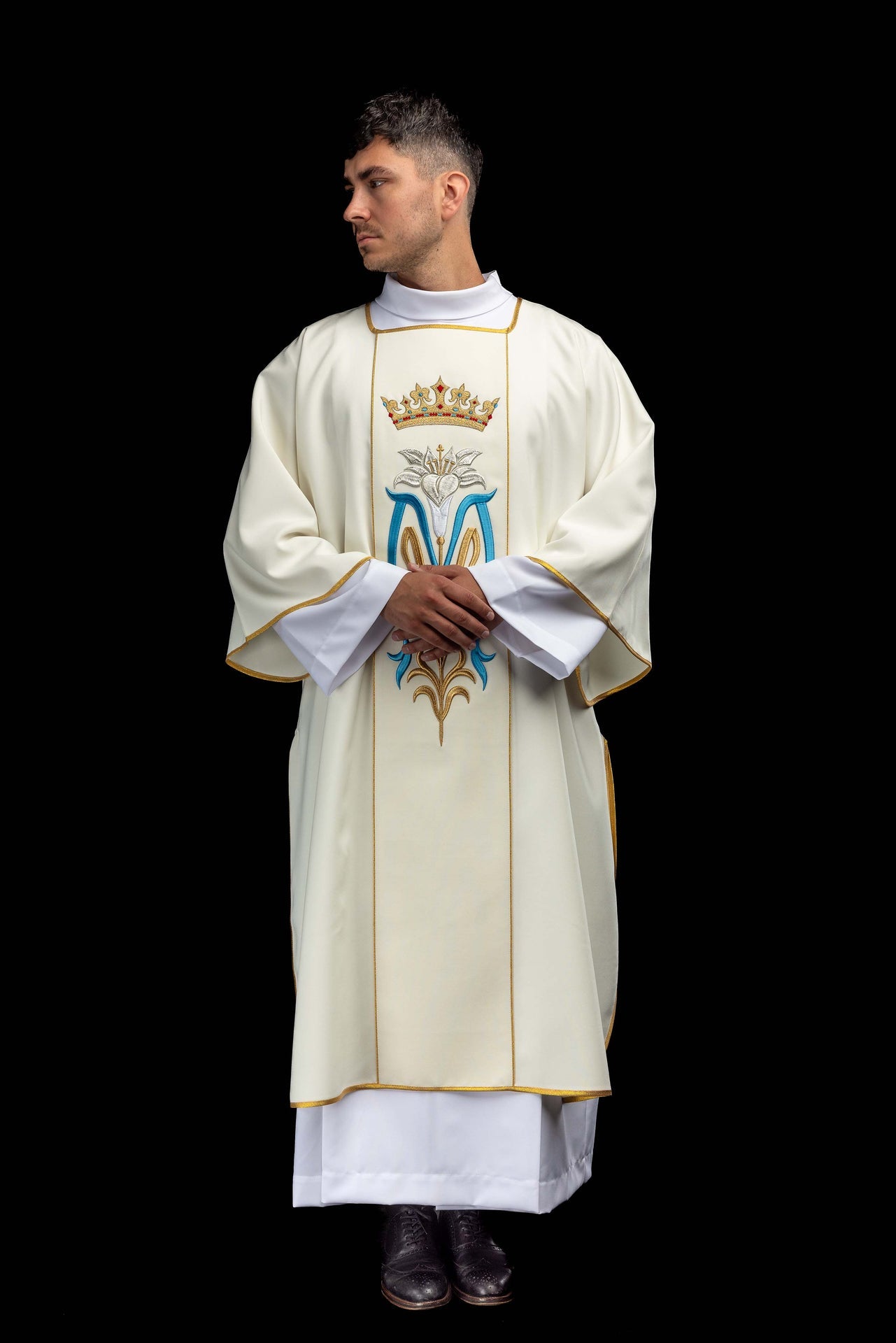 Dalmatica ecru ricamata con simbolo mariano