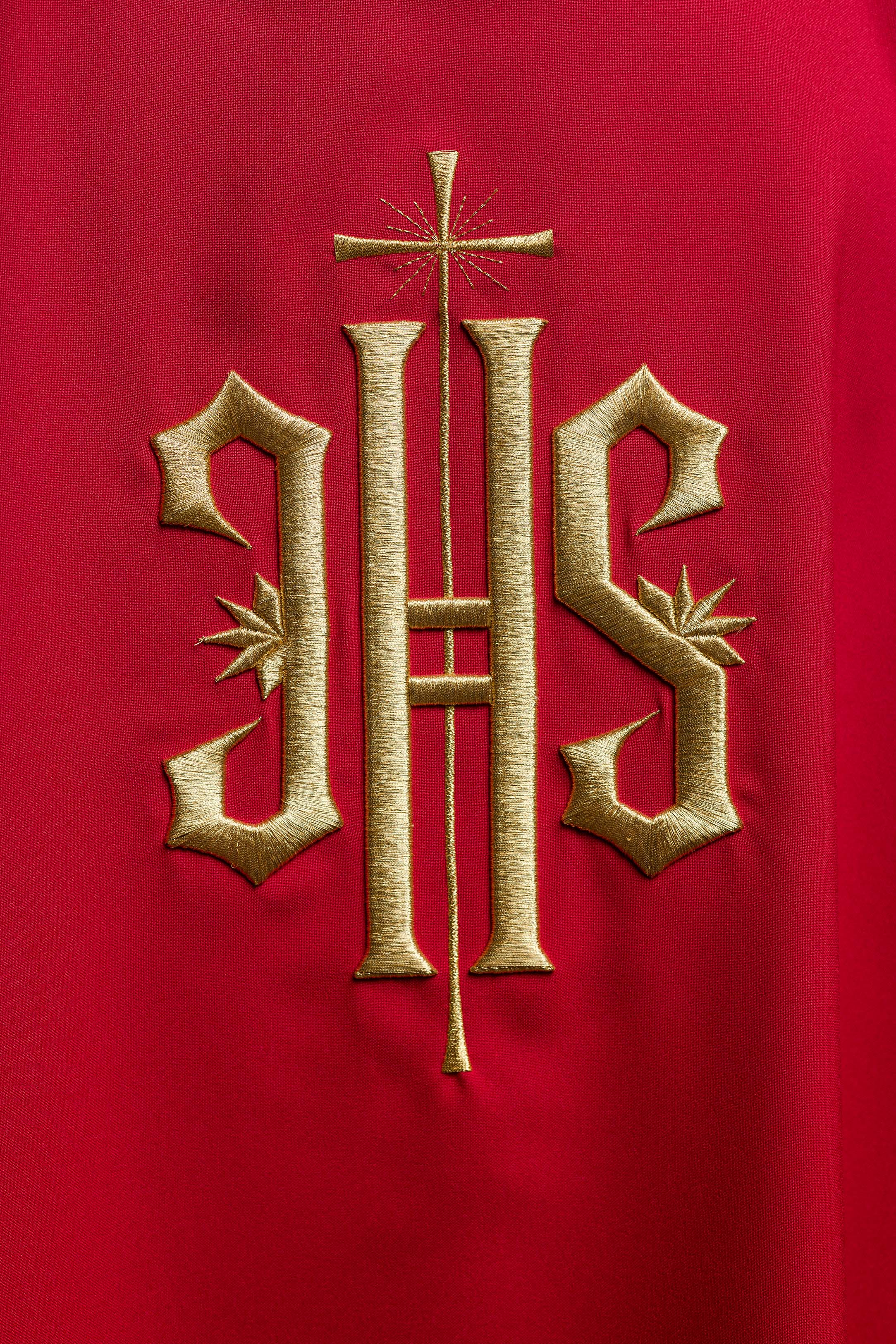 Dalmatica rossa con motivo ricamato IHS