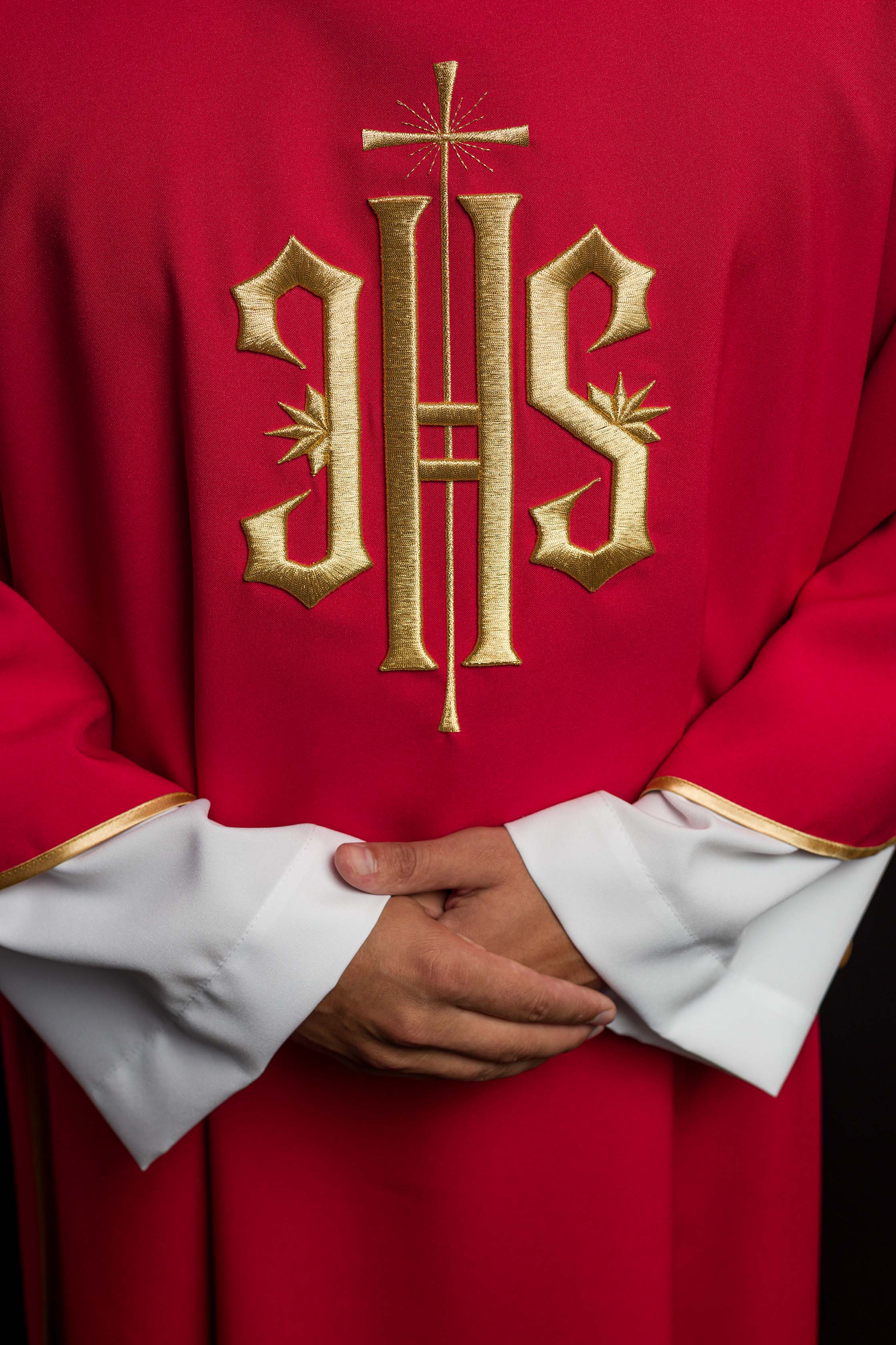 Dalmatica rossa con motivo ricamato IHS