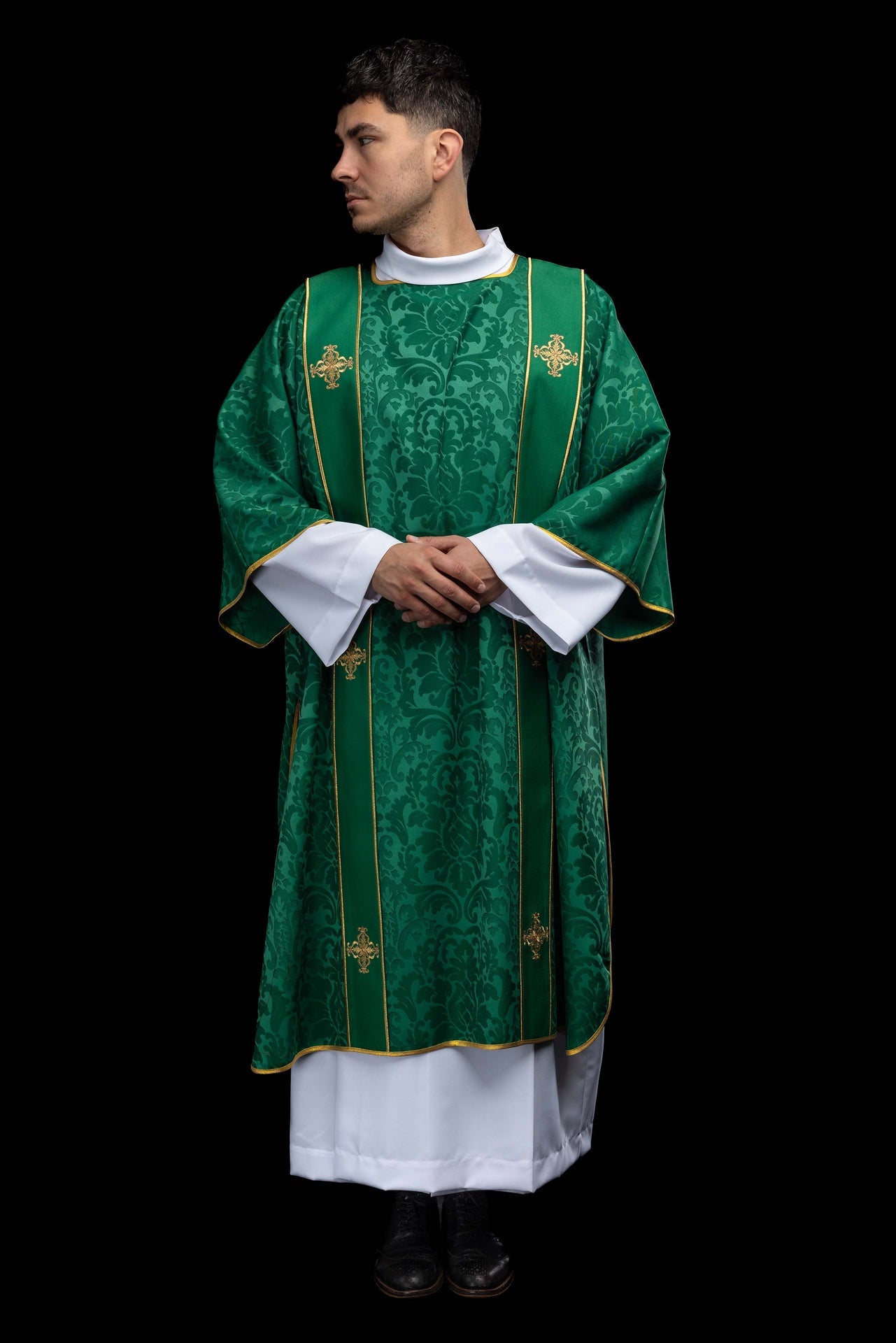 Dalmatica verde in jacquard con bande e croci dorate ricamate