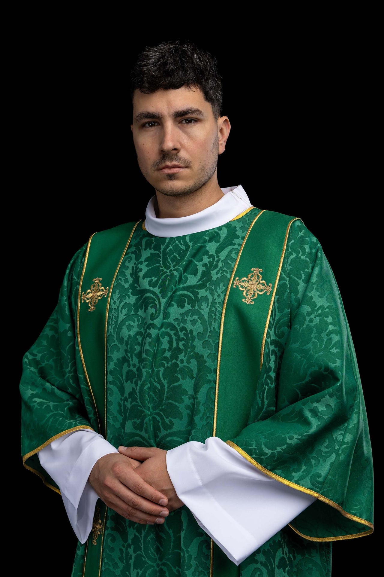 Dalmatica verde in jacquard con bande e croci dorate ricamate