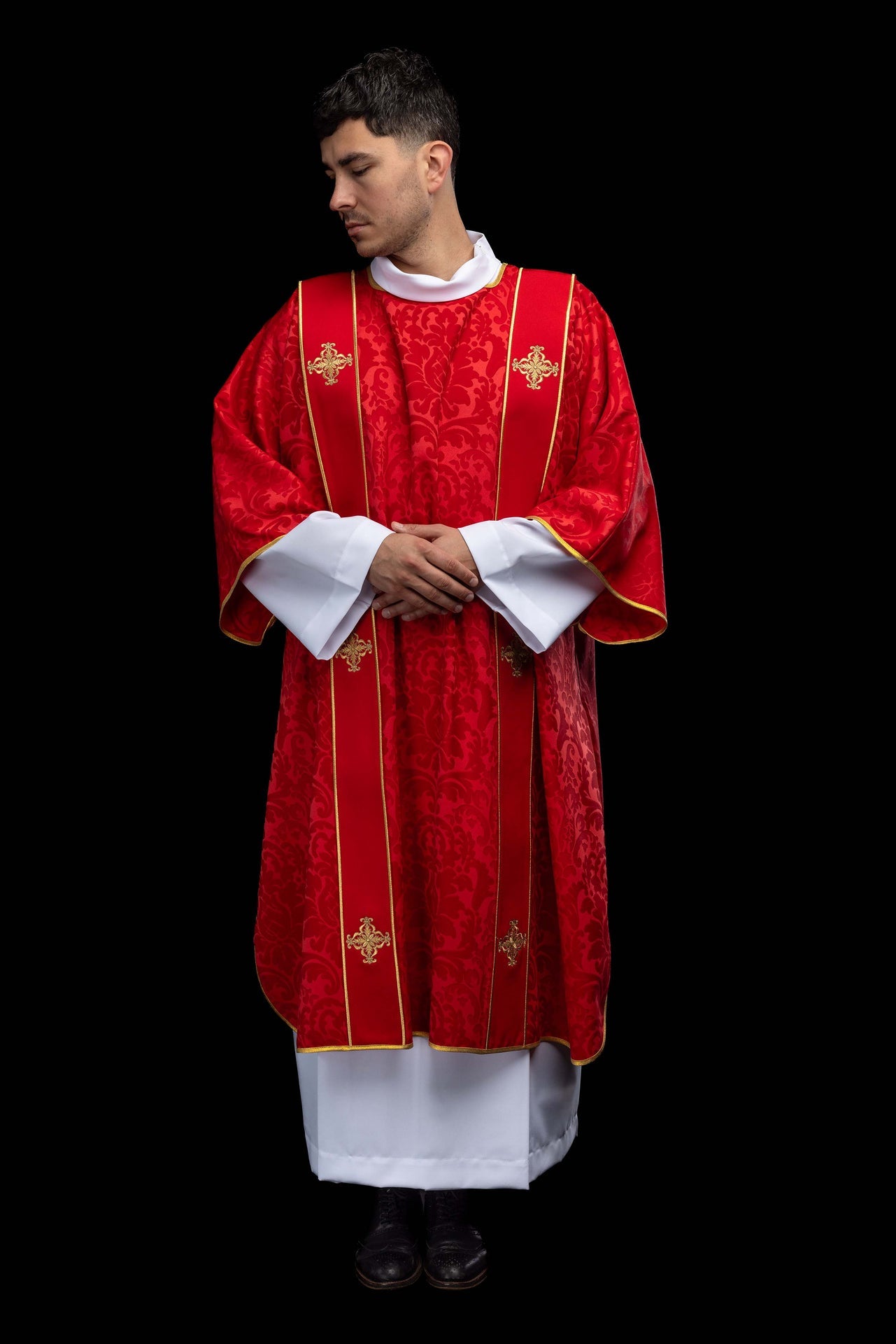 Dalmatica rossa in jacquard con bande e croci dorate ricamate