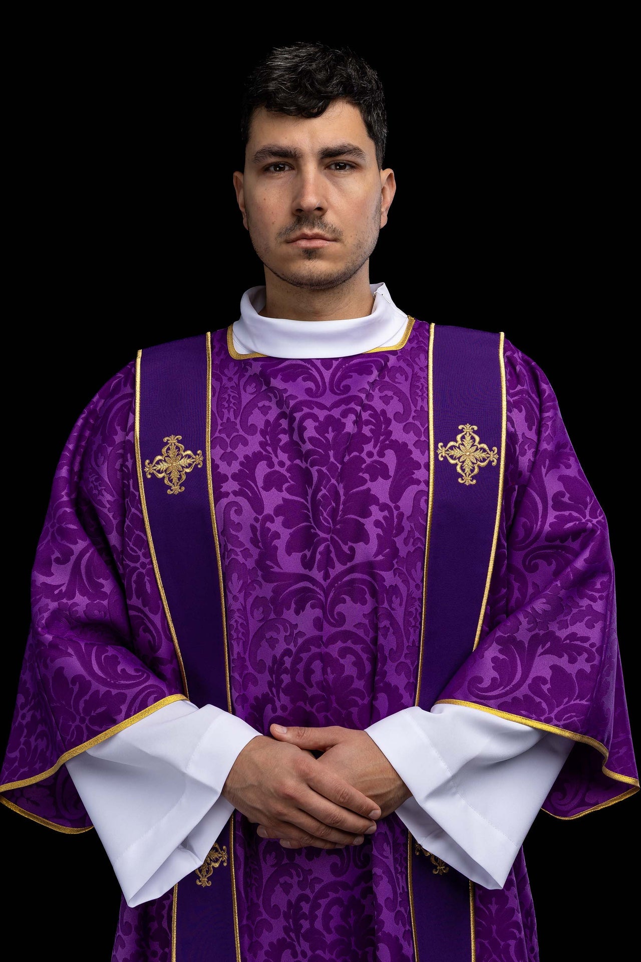 Dalmatica viola in jacquard con bande e croci dorate ricamate