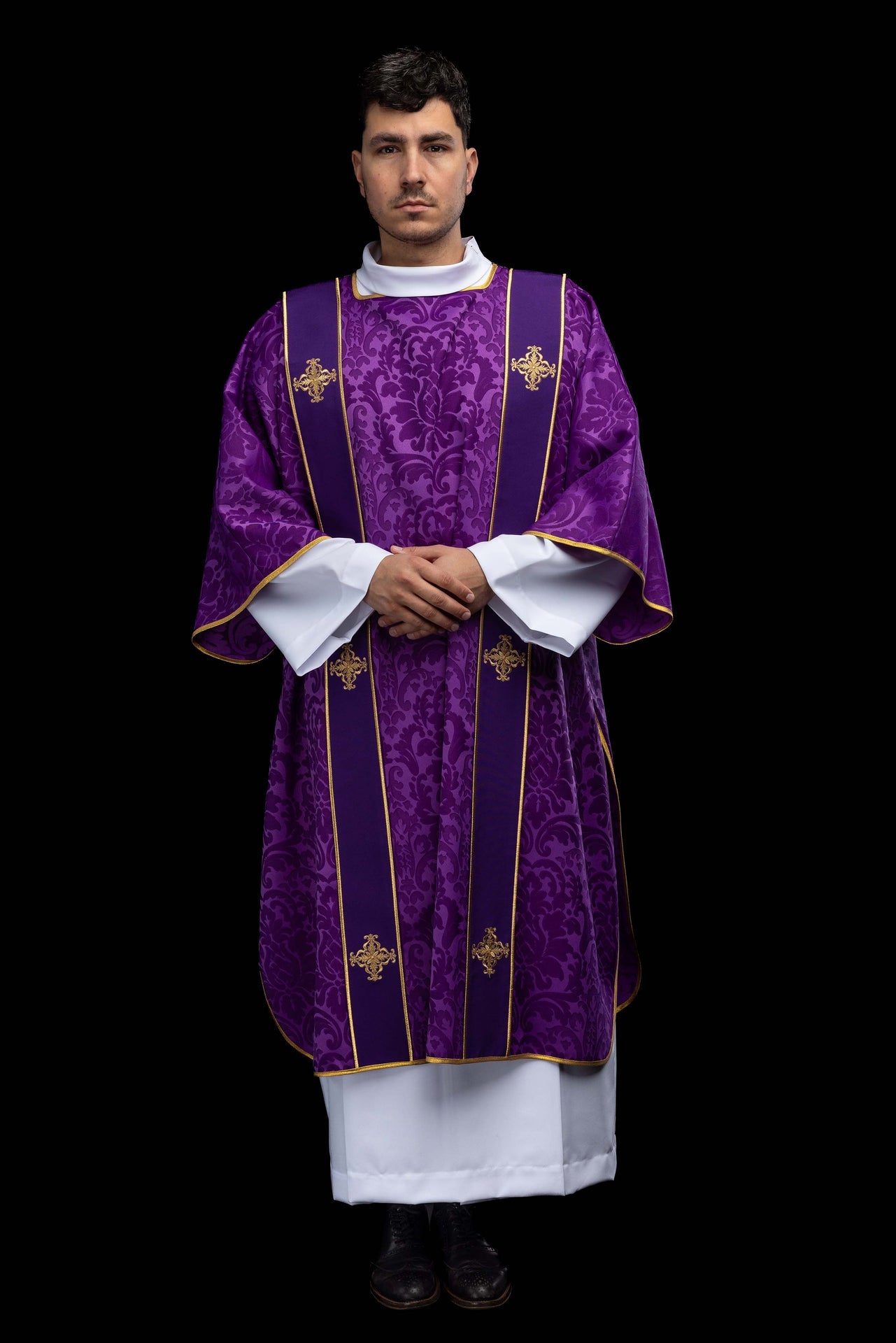 Dalmatica viola in jacquard con bande e croci dorate ricamate