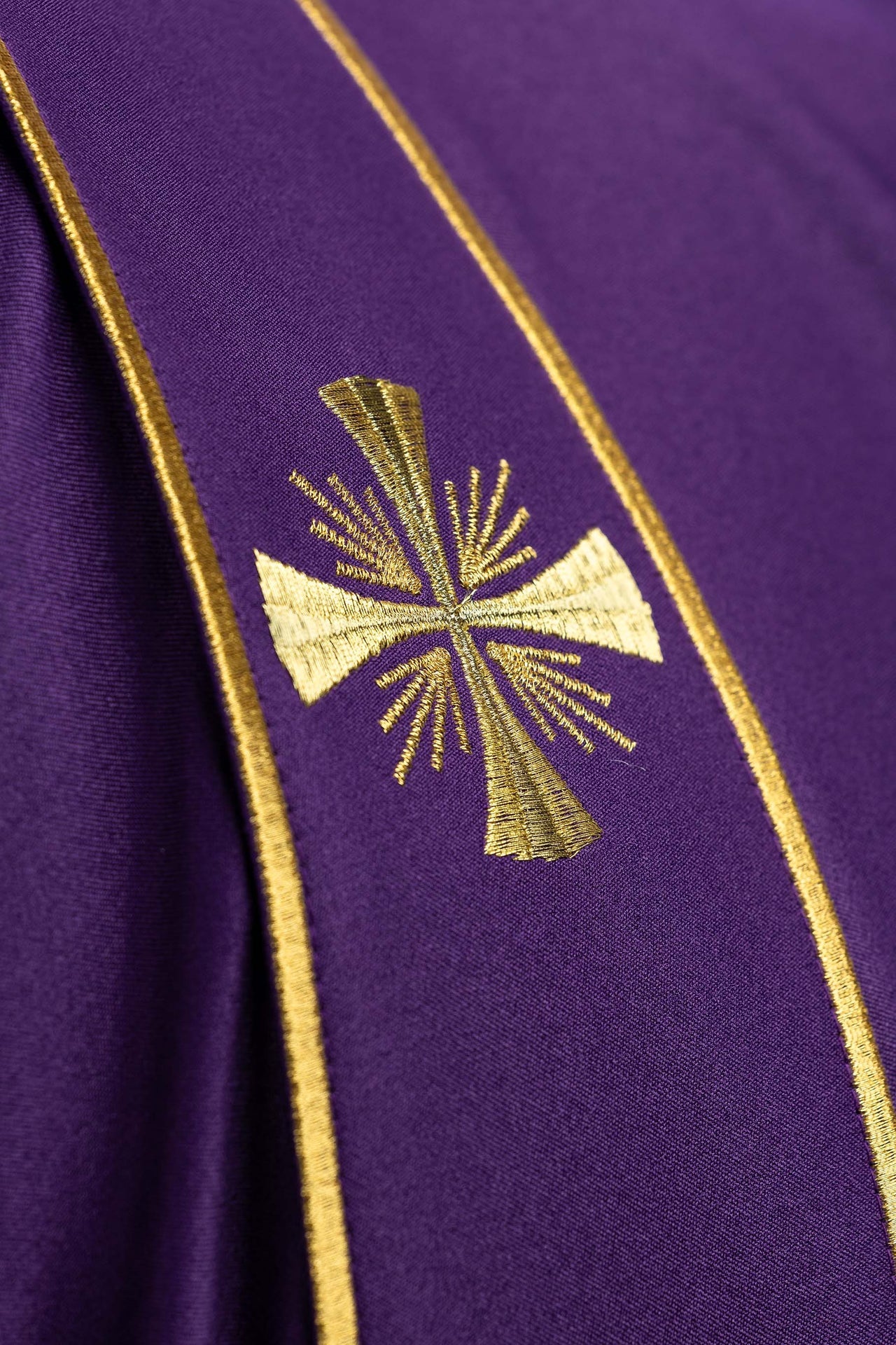 Dalmatyka z pasami i haftowanymi złotymi krzyżami fioletowa - ORNATY.PL
