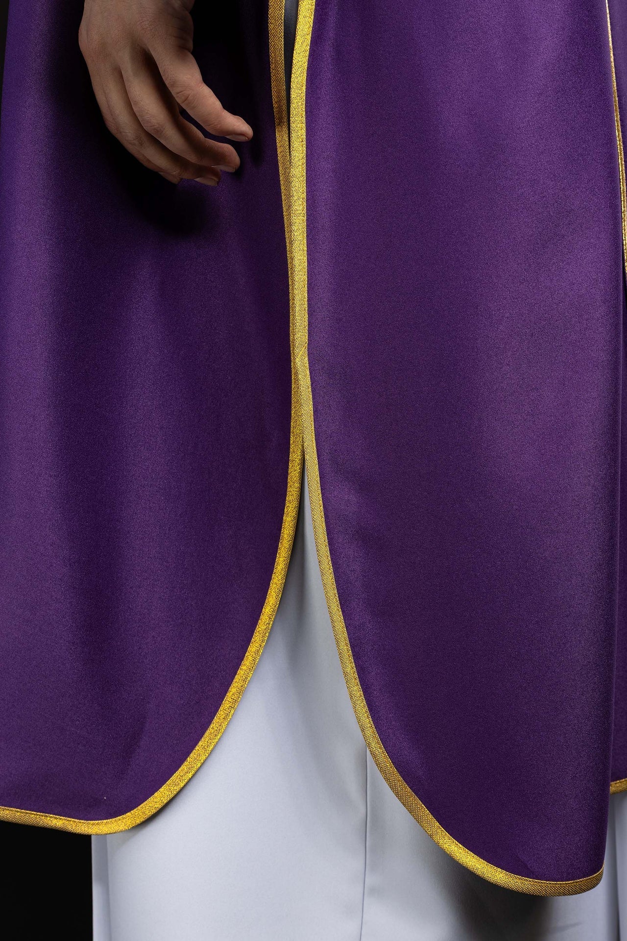 Dalmatyka z pasami i haftowanymi złotymi krzyżami fioletowa - ORNATY.PL
