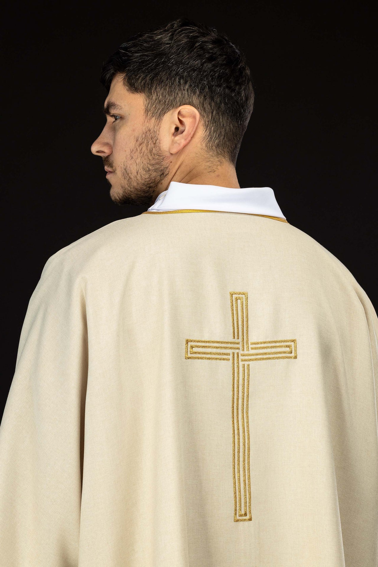 Ecru dalmatyka z haftowanym złotym krzyżem - ORNATY.PL