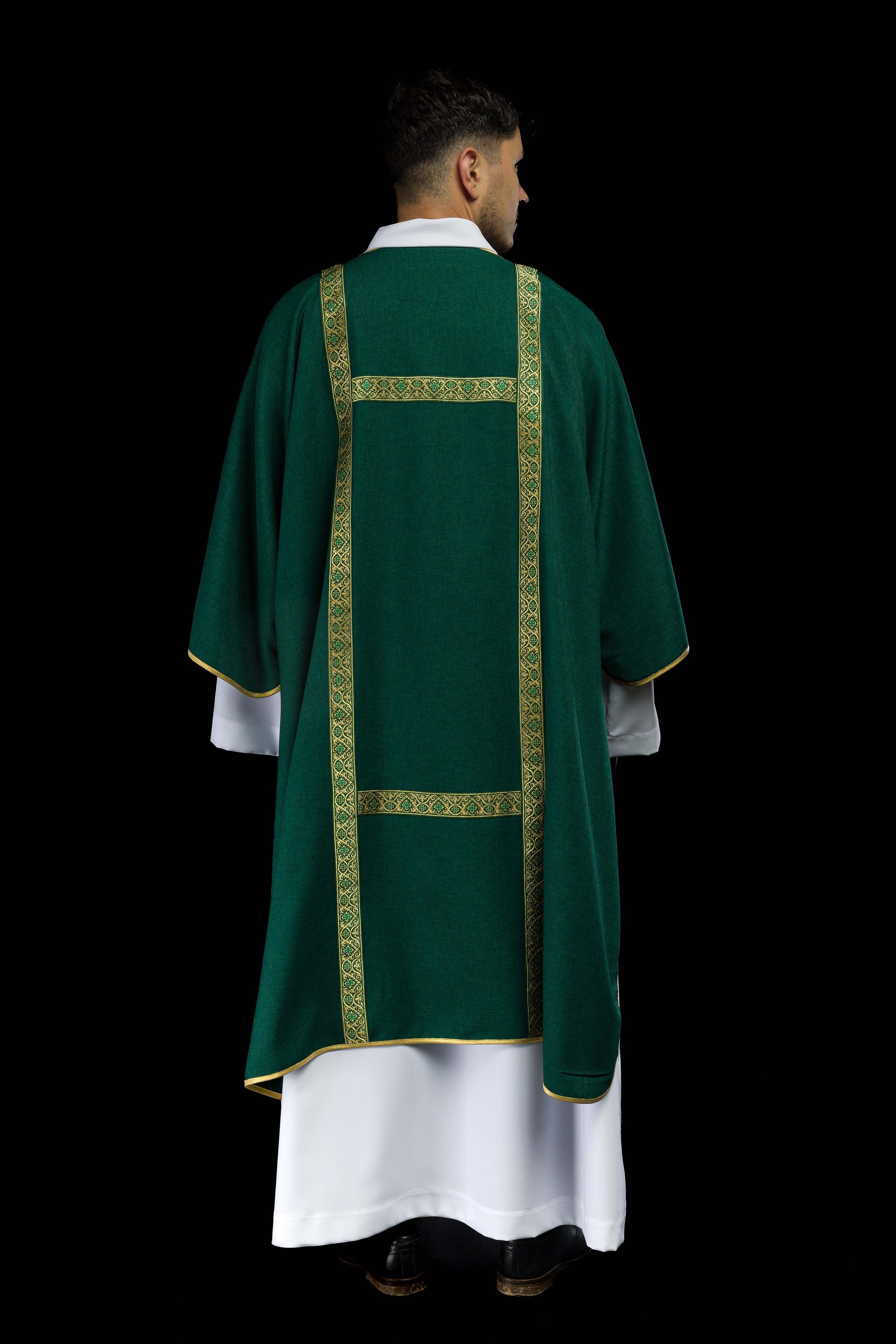 Dalmatica verde ornata con nastri jacquard dorati