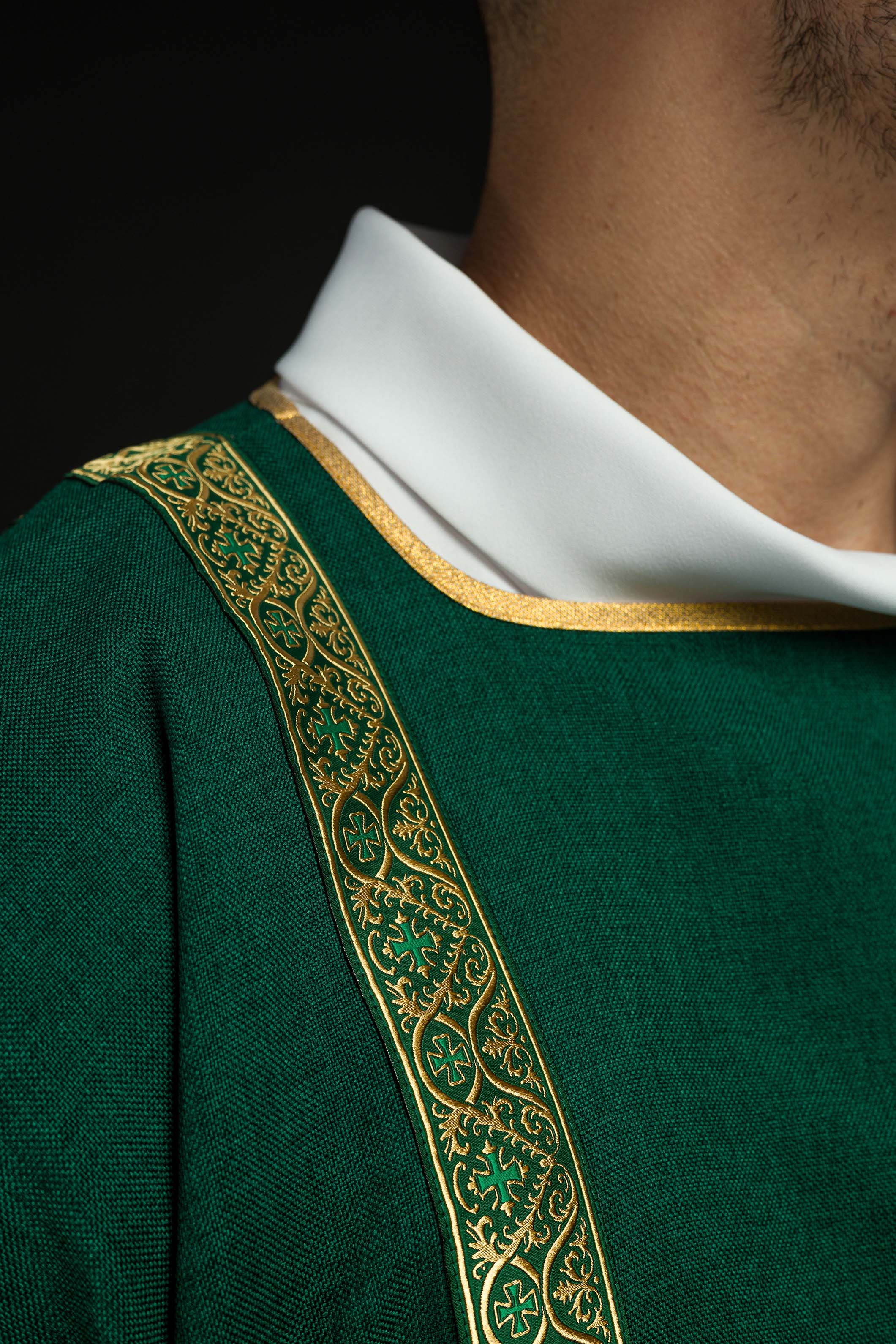 Dalmatica verde ornata con nastri jacquard dorati