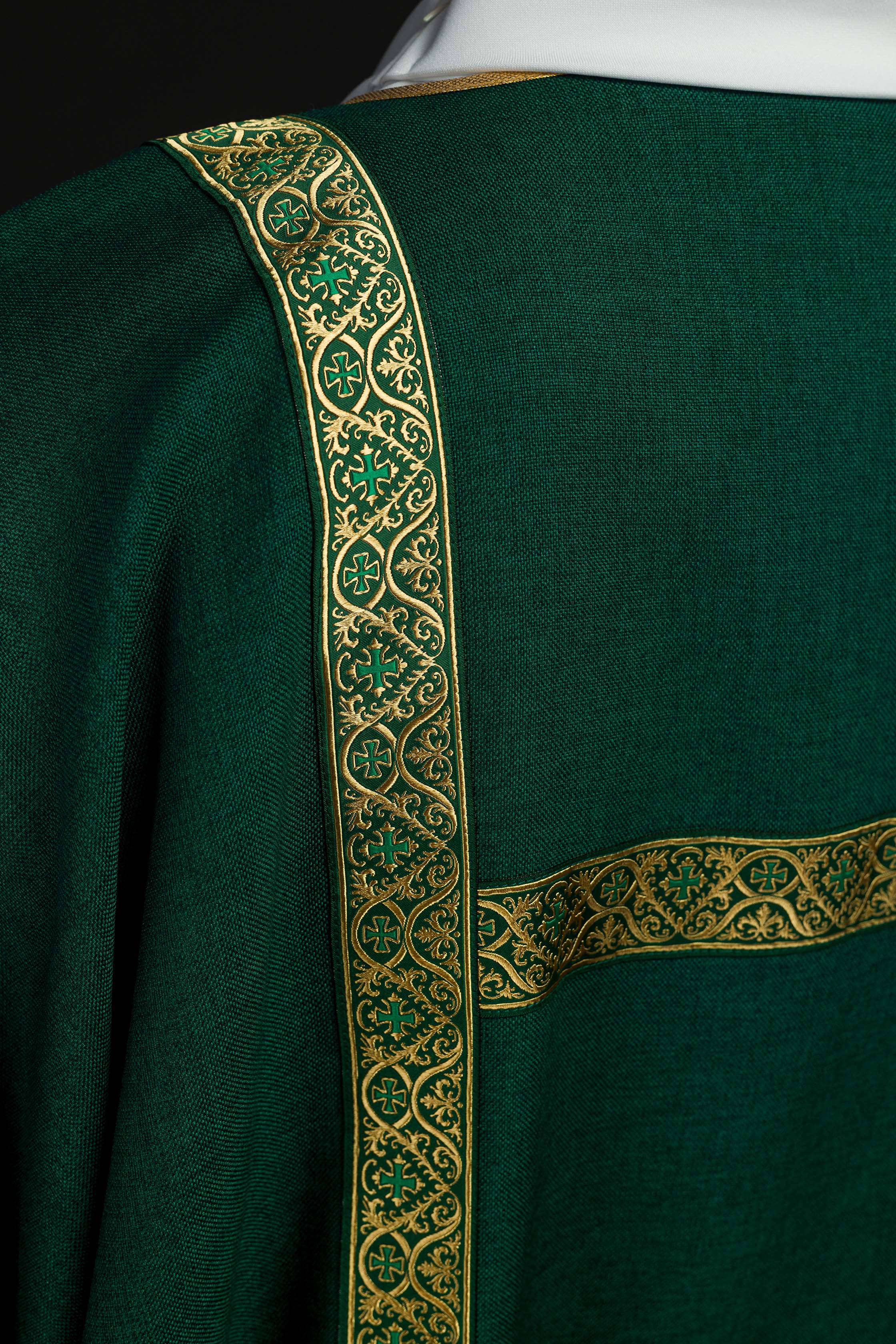 Dalmatica verde ornata con nastri jacquard dorati