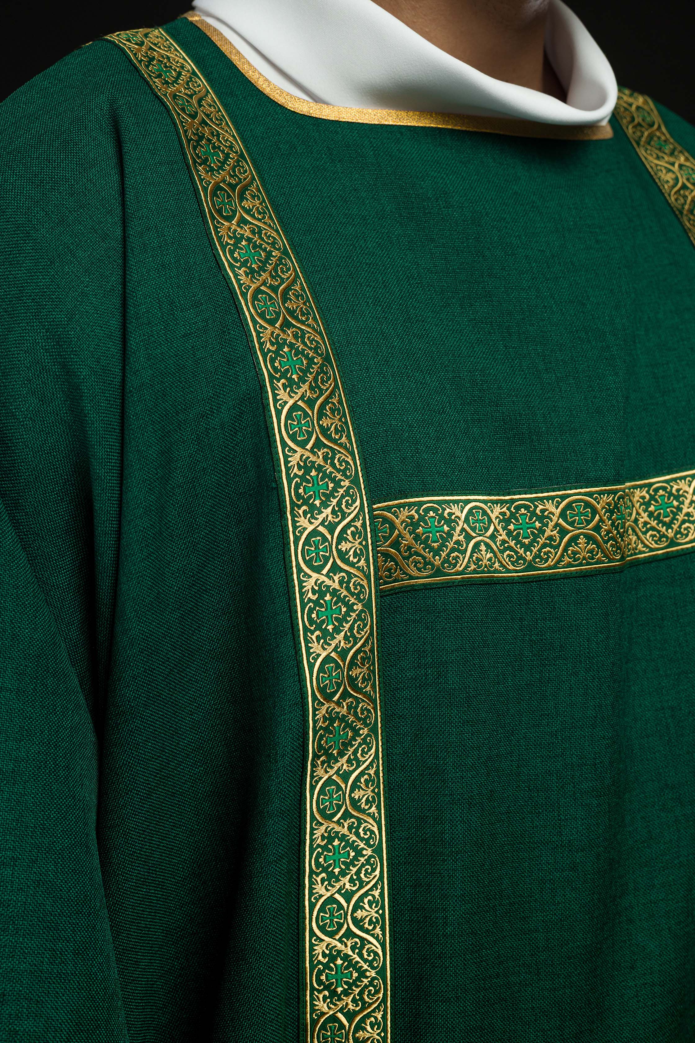 Dalmatica verde ornata con nastri jacquard dorati