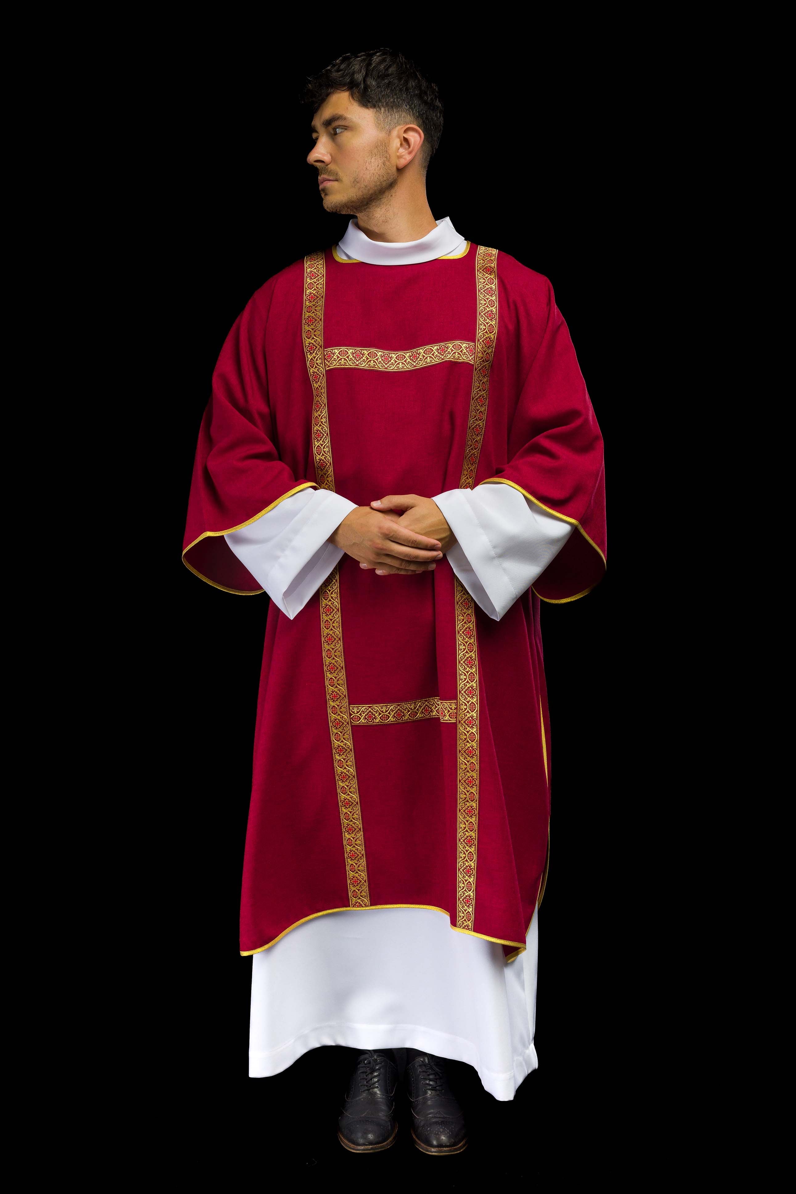 Dalmatica rossa ornata con nastri jacquard dorati