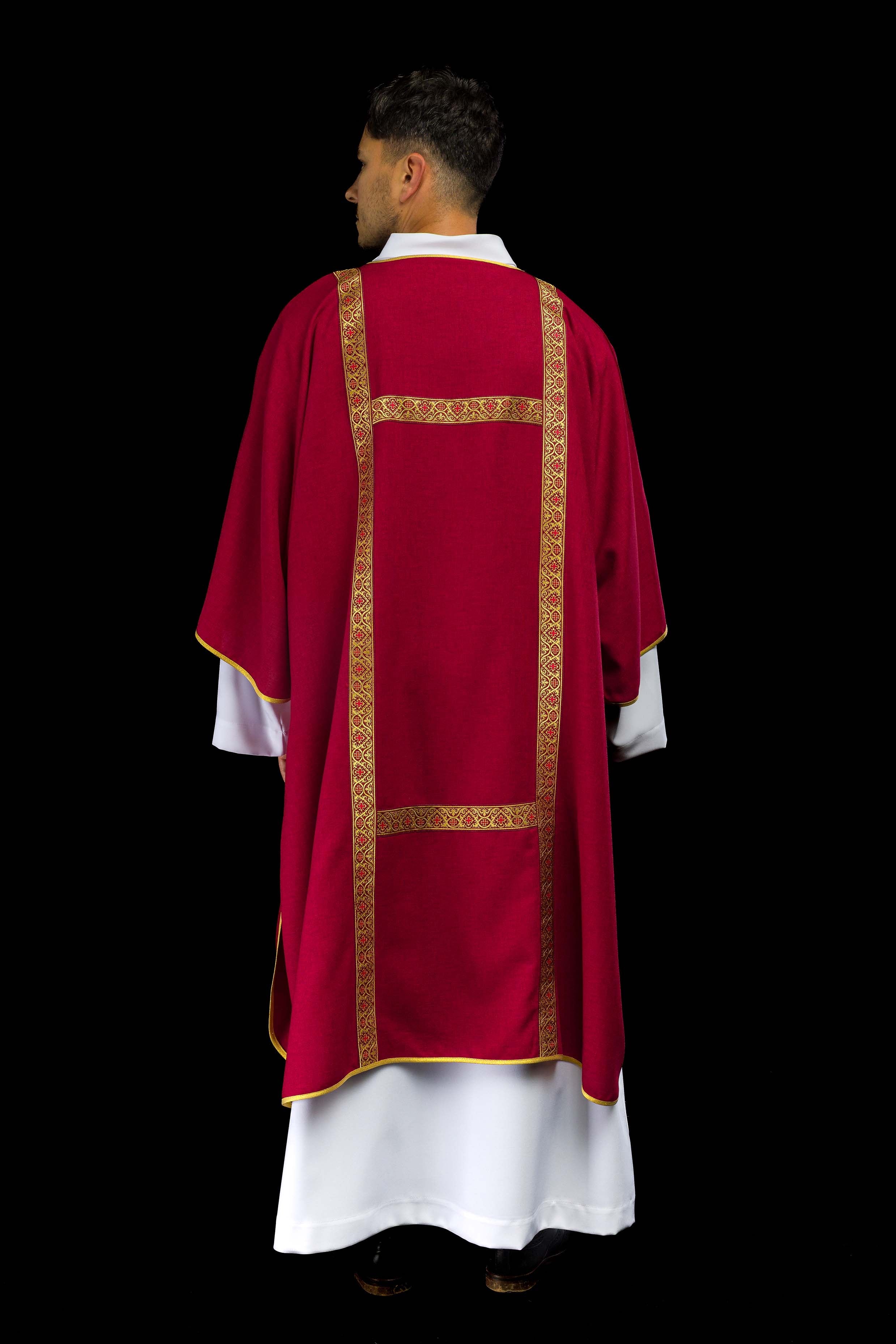 Dalmatica rossa ornata con nastri jacquard dorati