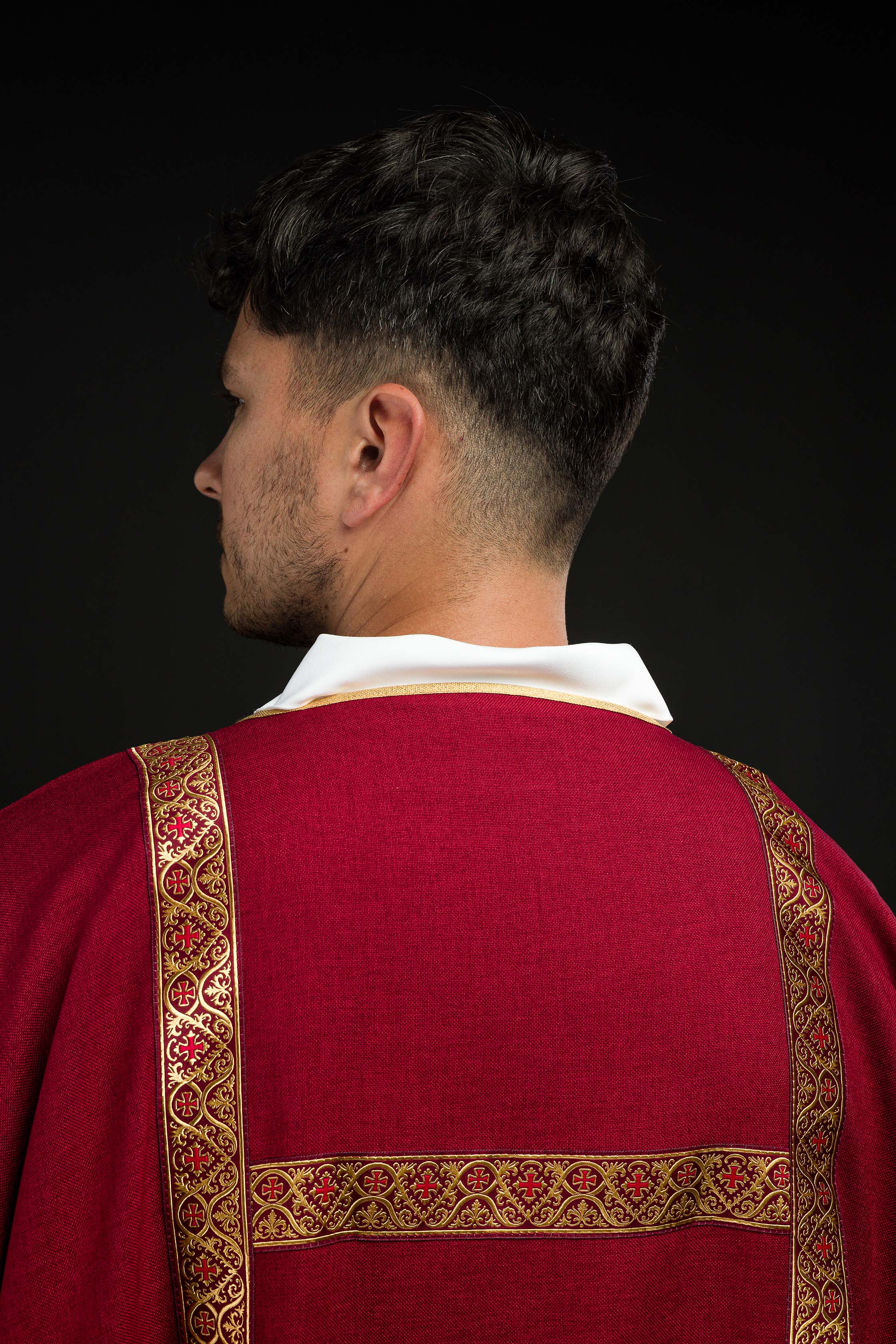 Dalmatica rossa ornata con nastri jacquard dorati