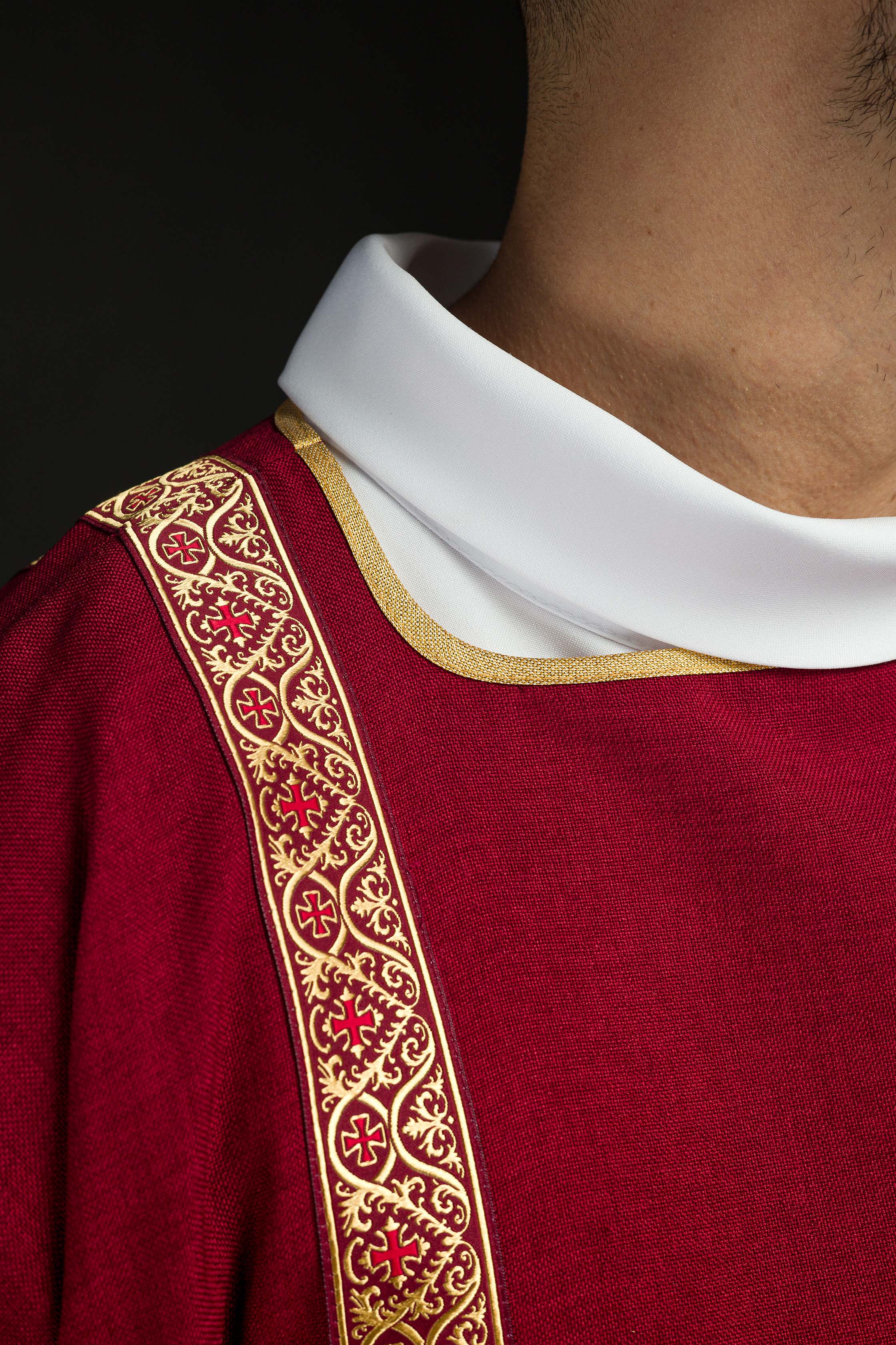 Dalmatica rossa ornata con nastri jacquard dorati