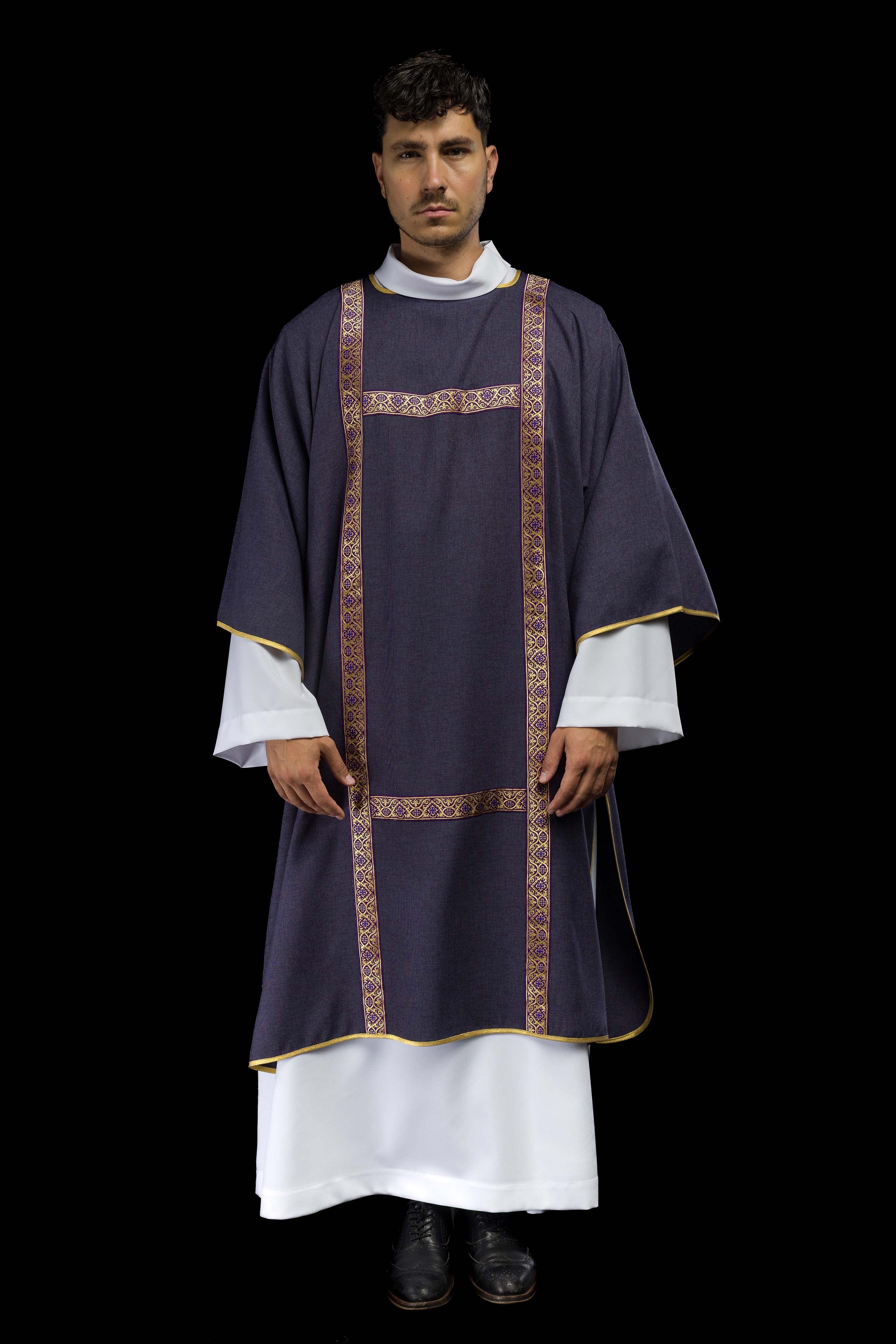 Dalmatica viola ornata con nastri jacquard dorati