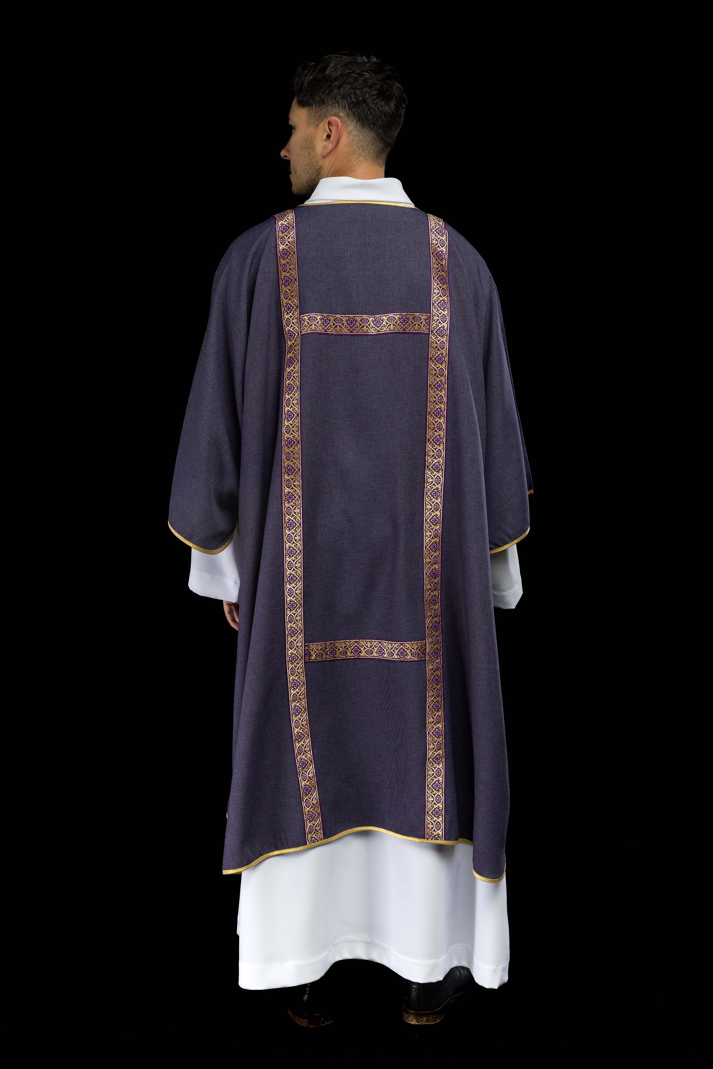Dalmatica viola ornata con nastri jacquard dorati