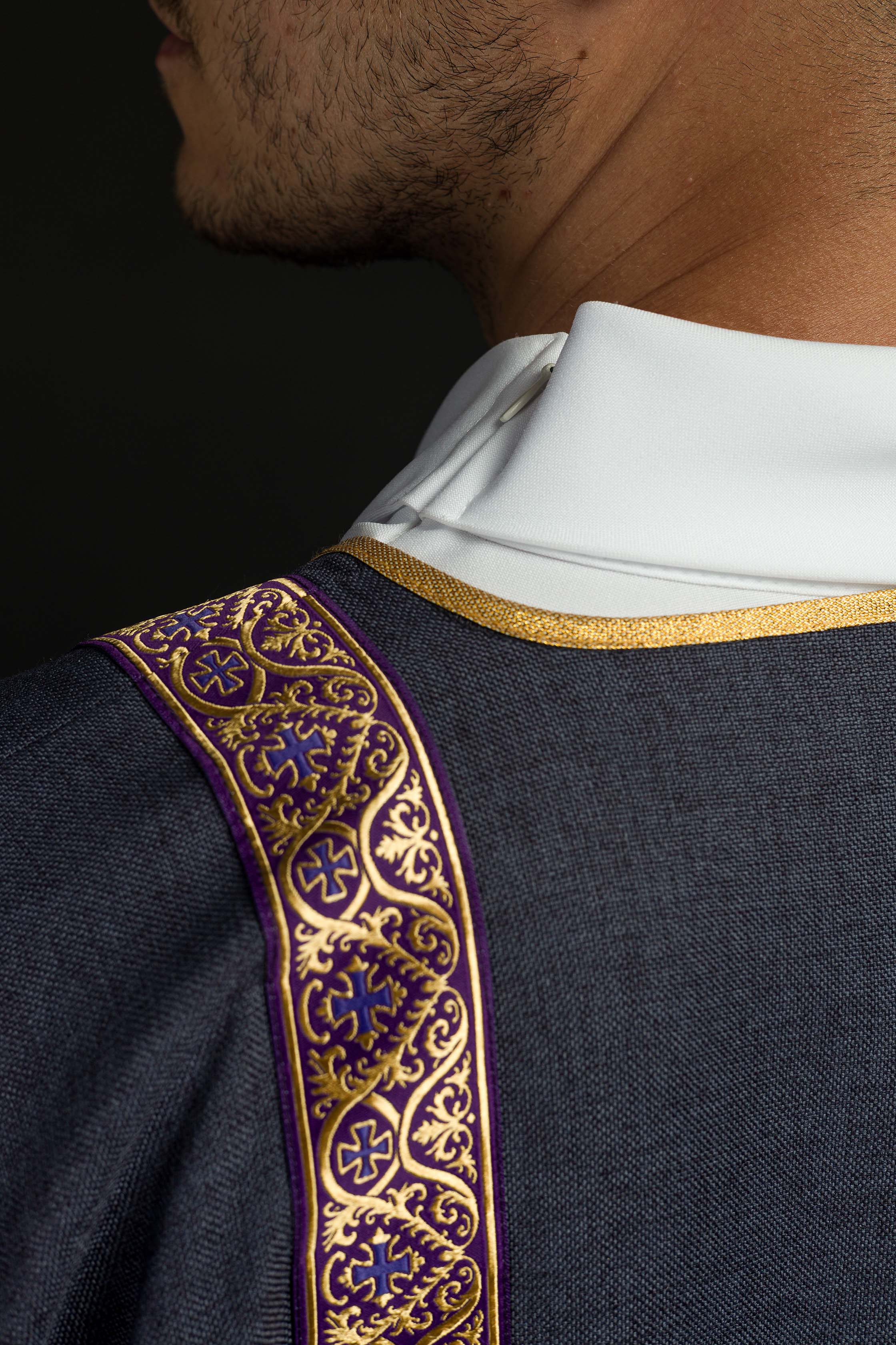 Dalmatica viola ornata con nastri jacquard dorati