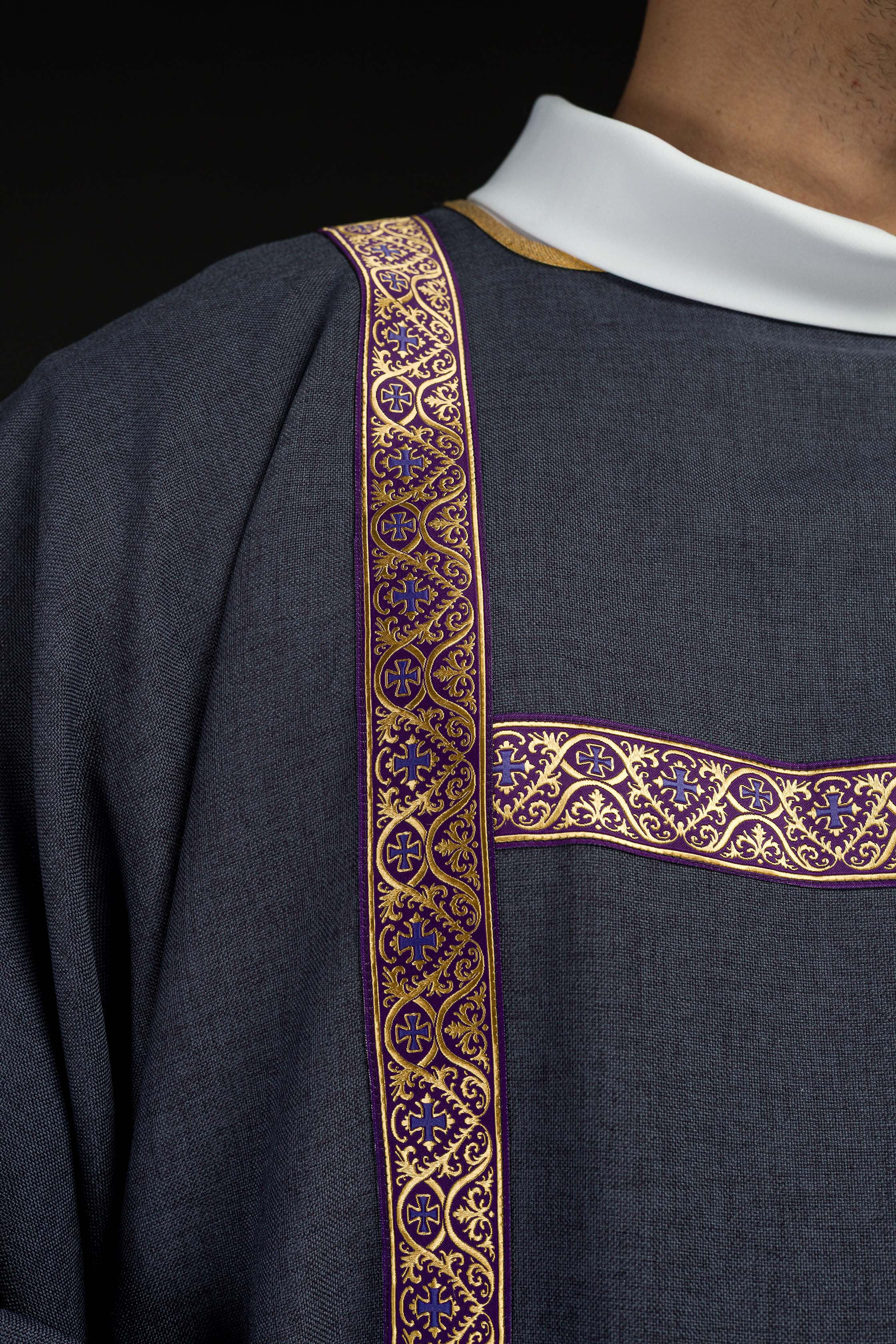Dalmatica viola ornata con nastri jacquard dorati
