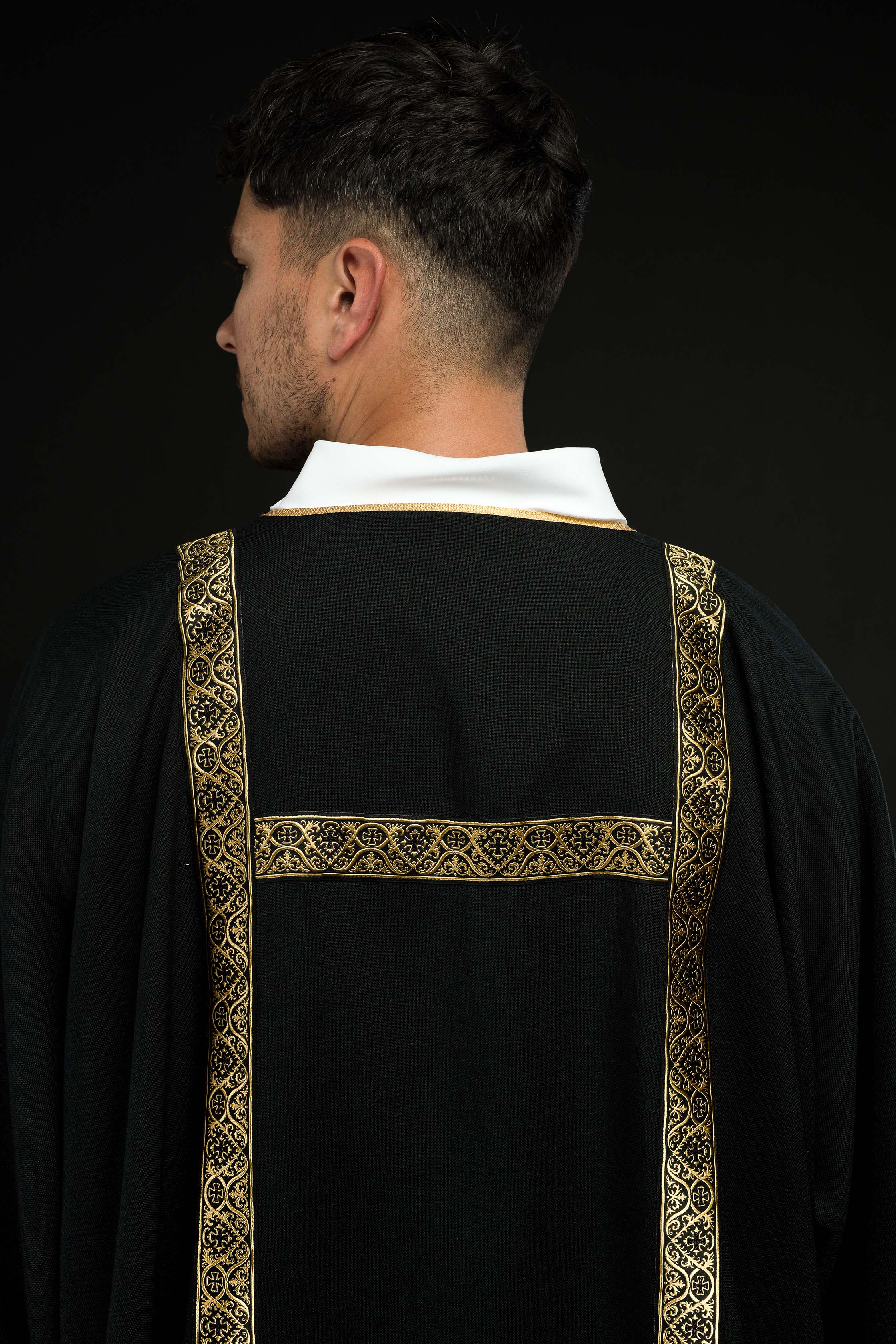 Dalmatica nera ornata con nastri jacquard dorati