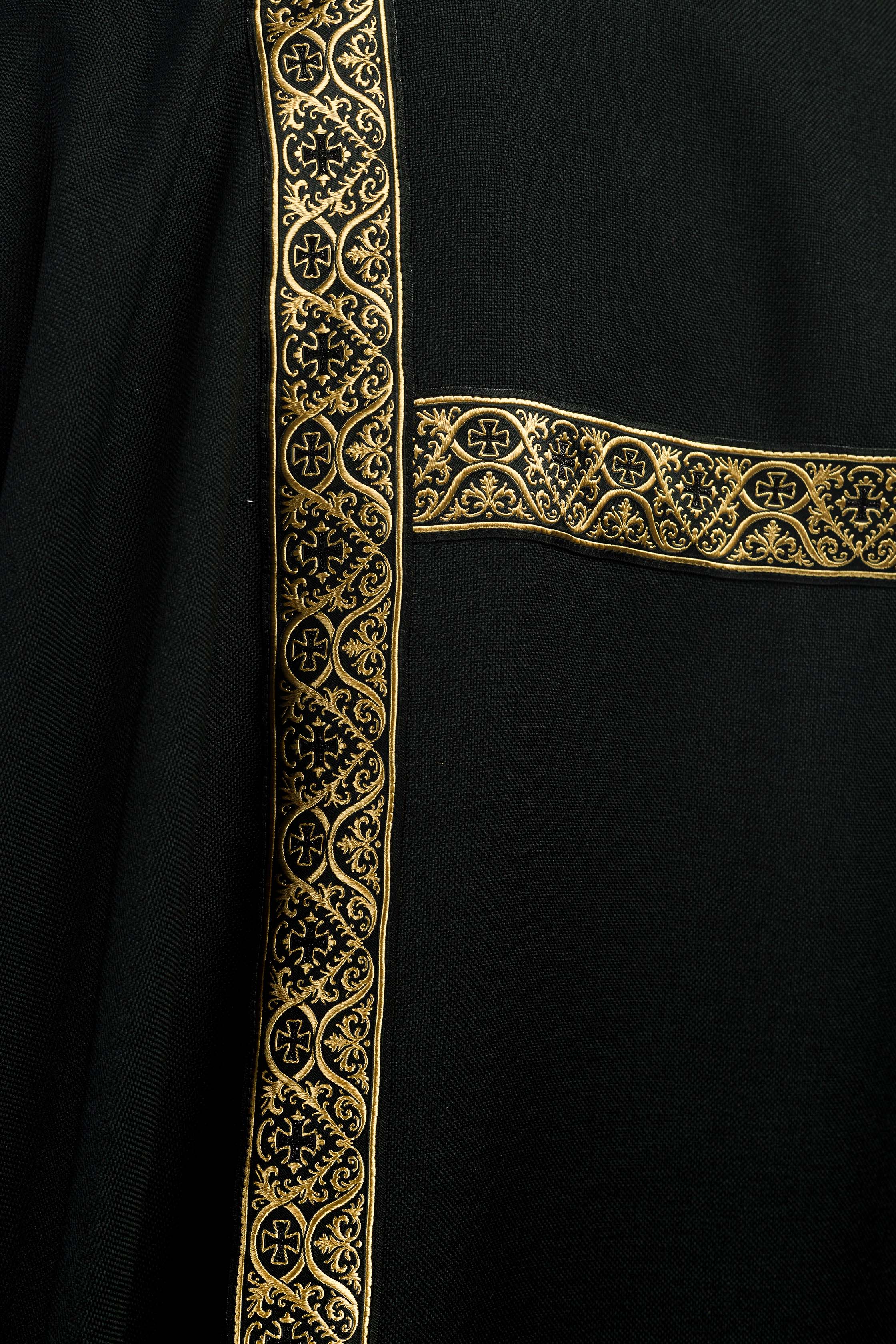 Dalmatica nera ornata con nastri jacquard dorati