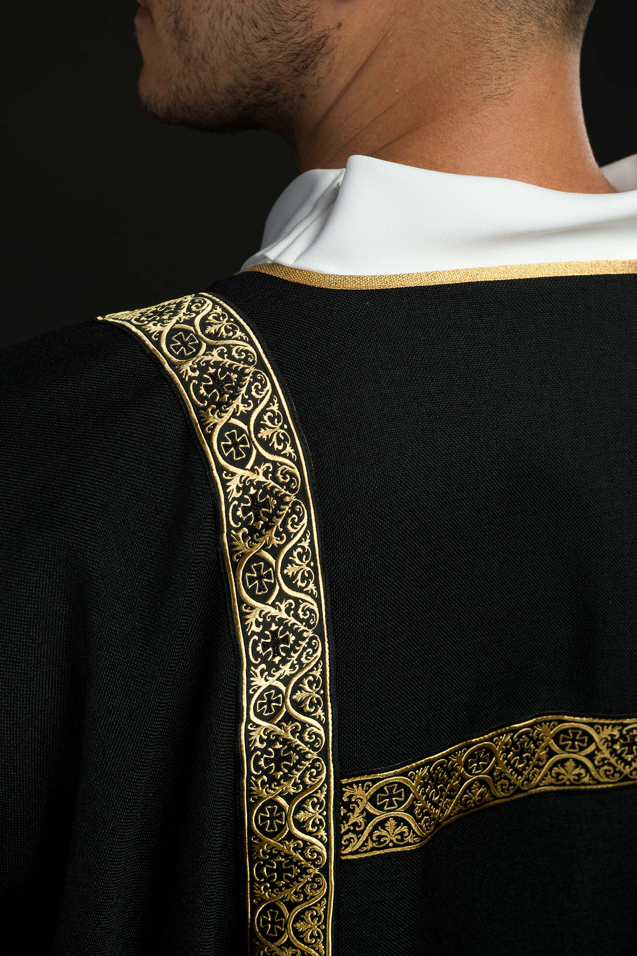 Dalmatica nera ornata con nastri jacquard dorati